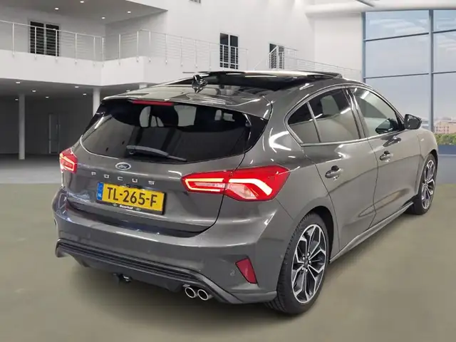 Ford Focus view 3