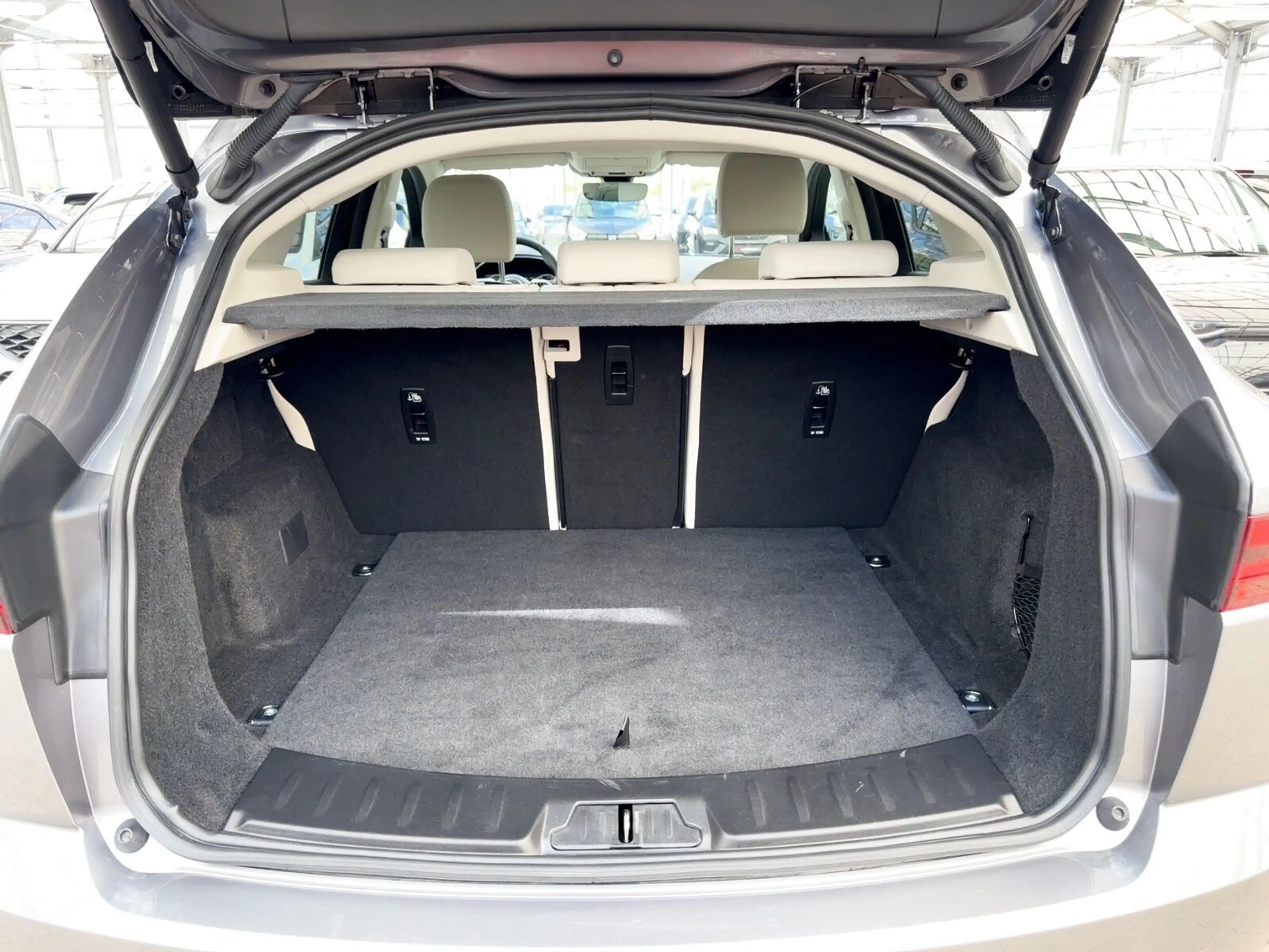 Jaguar E-Pace E-PACE D165 SE AWD  Mild-Hybrid|ACC|LED — photo 6
