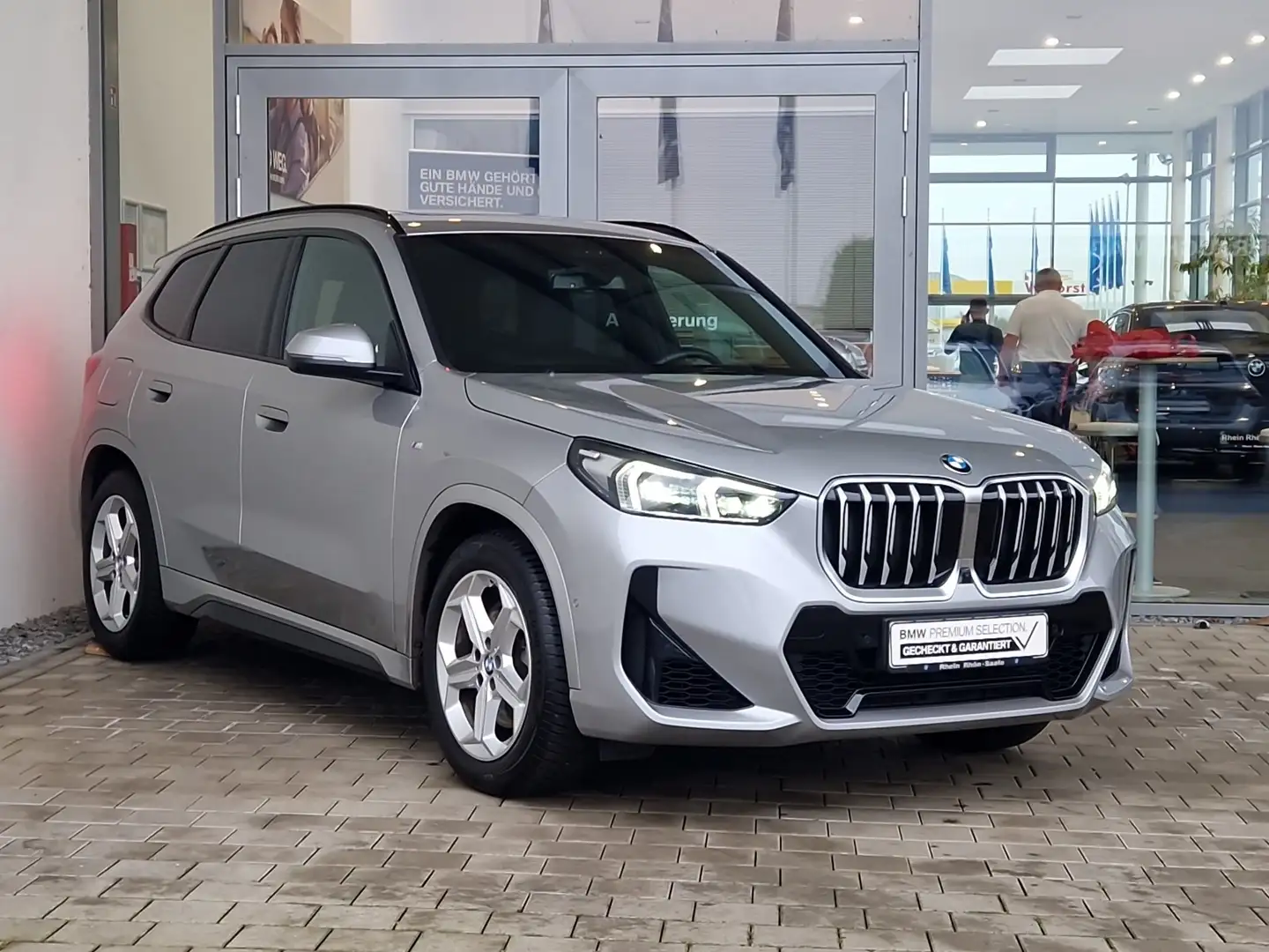BMW X1 xDrive23i M Sportpaket HUD.LED.AHK.PANO.Navi Silber - 2