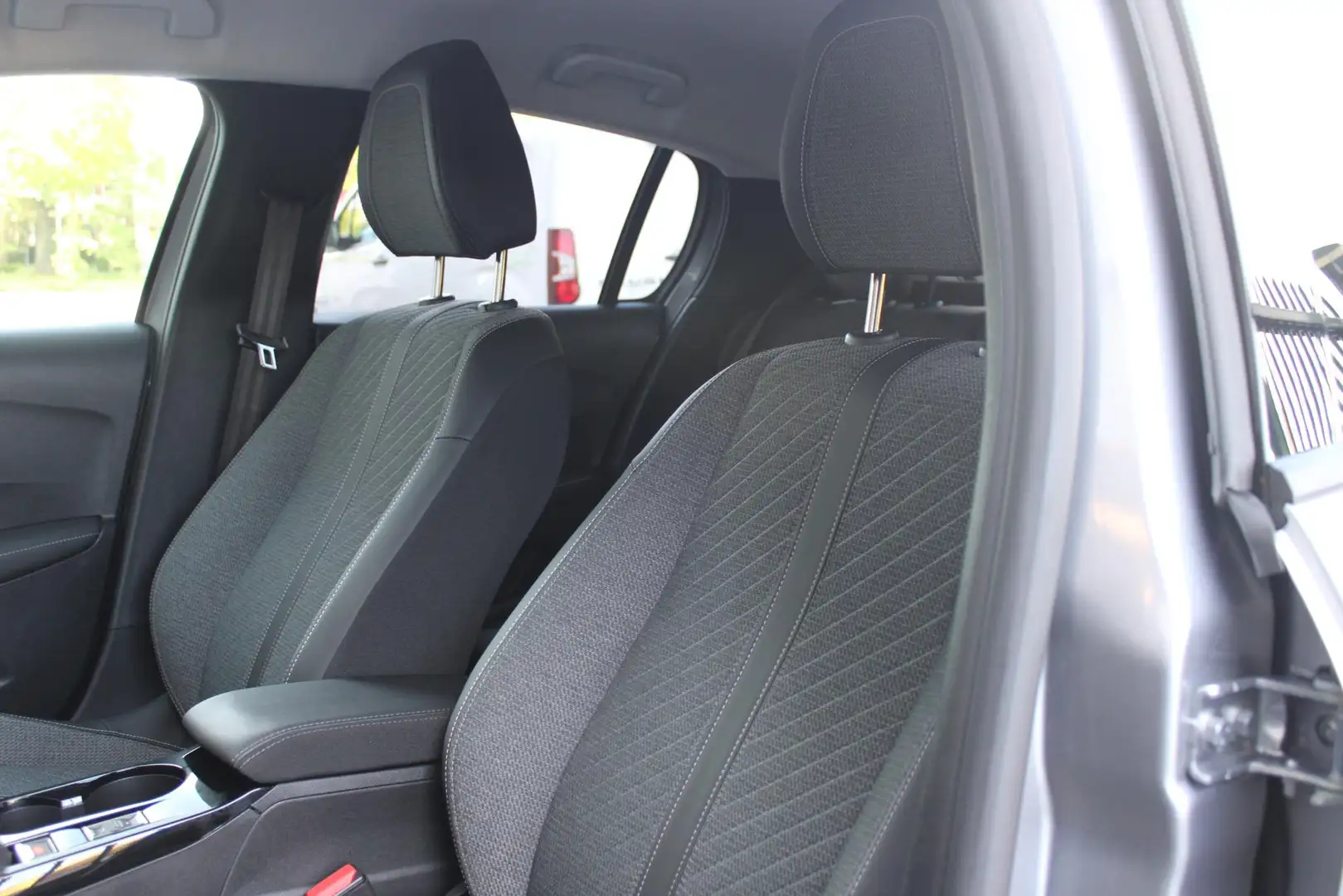 Peugeot 208 1.2 100PK ALLURE | CAMERA VOOR + ACHTER | KEYLESS Grijs - 2