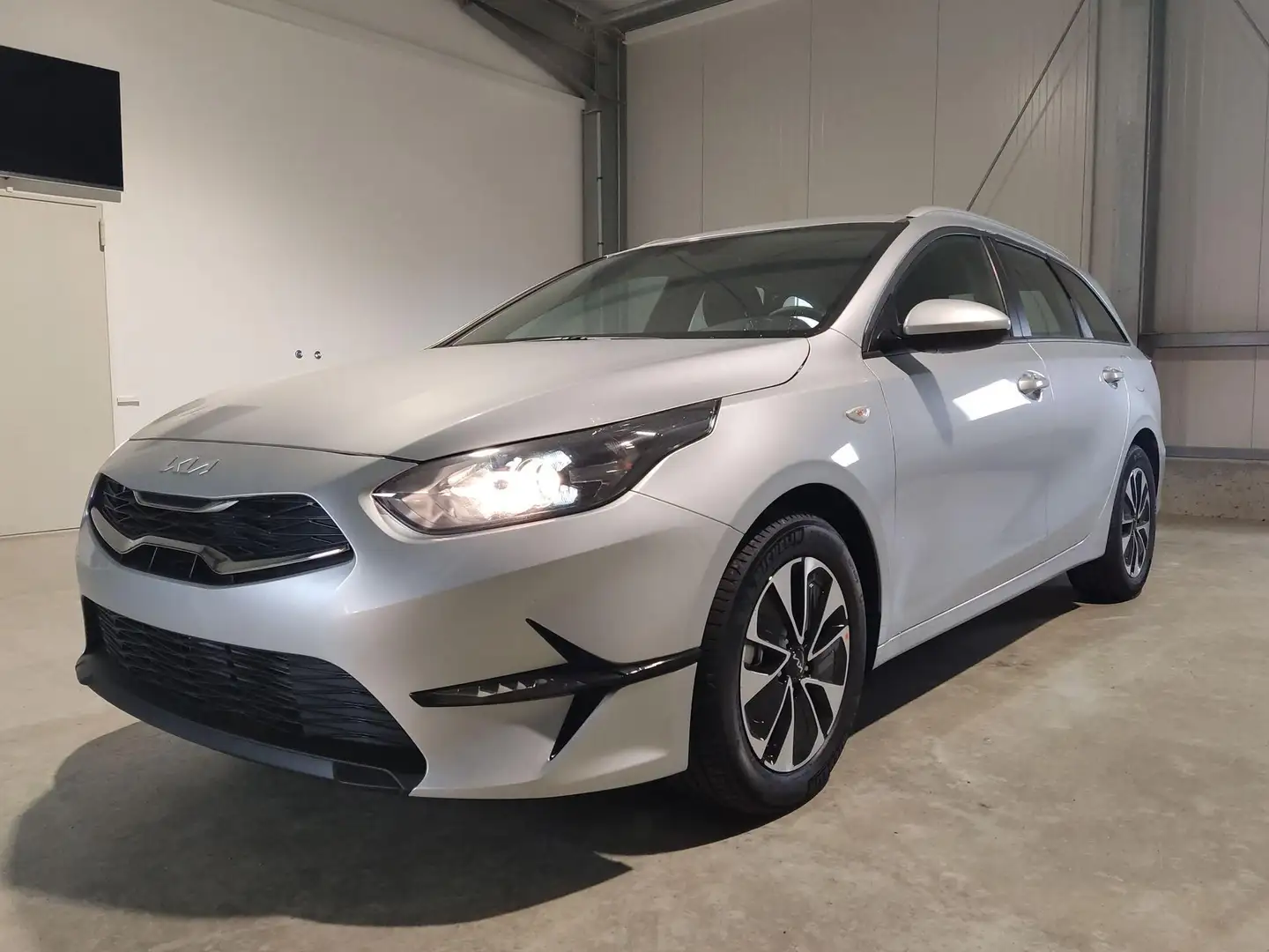 Kia Ceed SW / cee'd SW Sportswagon Spin CD 1.5 T-GDI 7DCT 140 PS Navi-... Silber - 1