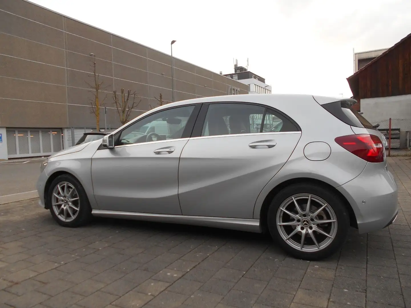 Mercedes-Benz A 180 A A 180 BlueEfficiency Silber - 2