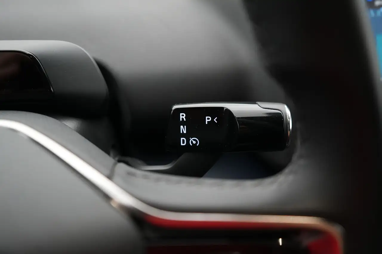 Volvo EX30 69 kWh Single Motor Ext. Range Core LED GPS CAM BL, миниатюра 16