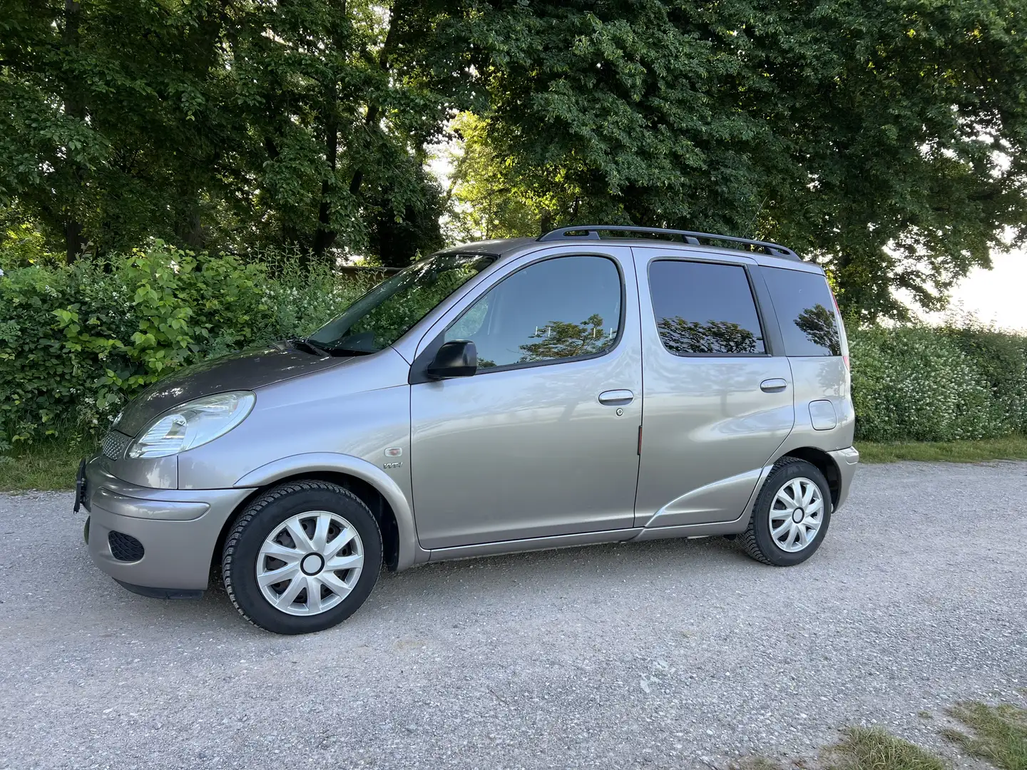 Toyota Yaris Verso 1.3 mit Klimaanlage und sehr gepflegt Silber - 1