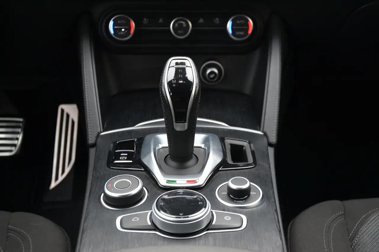 Alfa Romeo Stelvio 2023 — фото 30