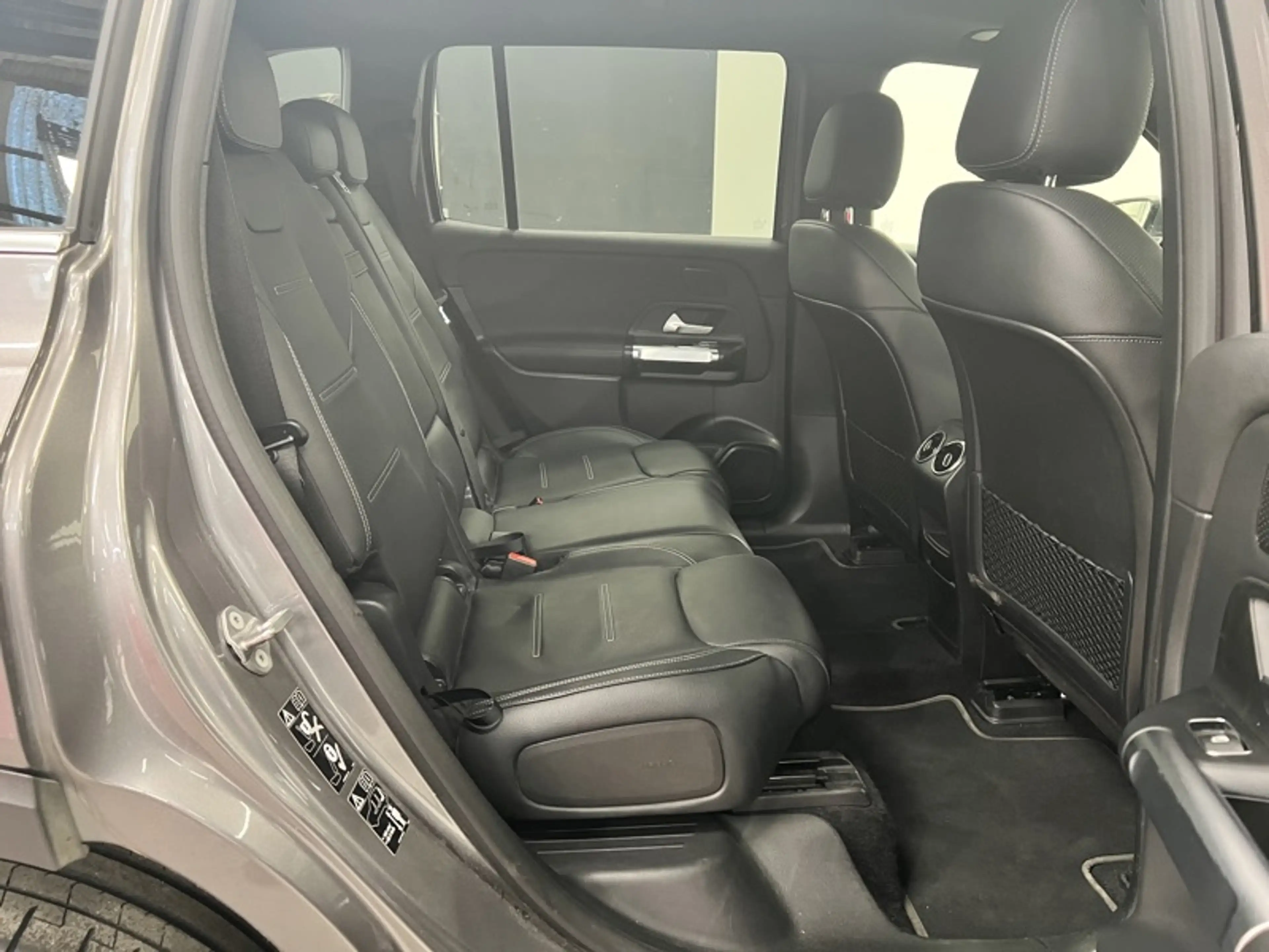 Mercedes-Benz EQB 300 4MATIC AMG Line 7 places — photo 11