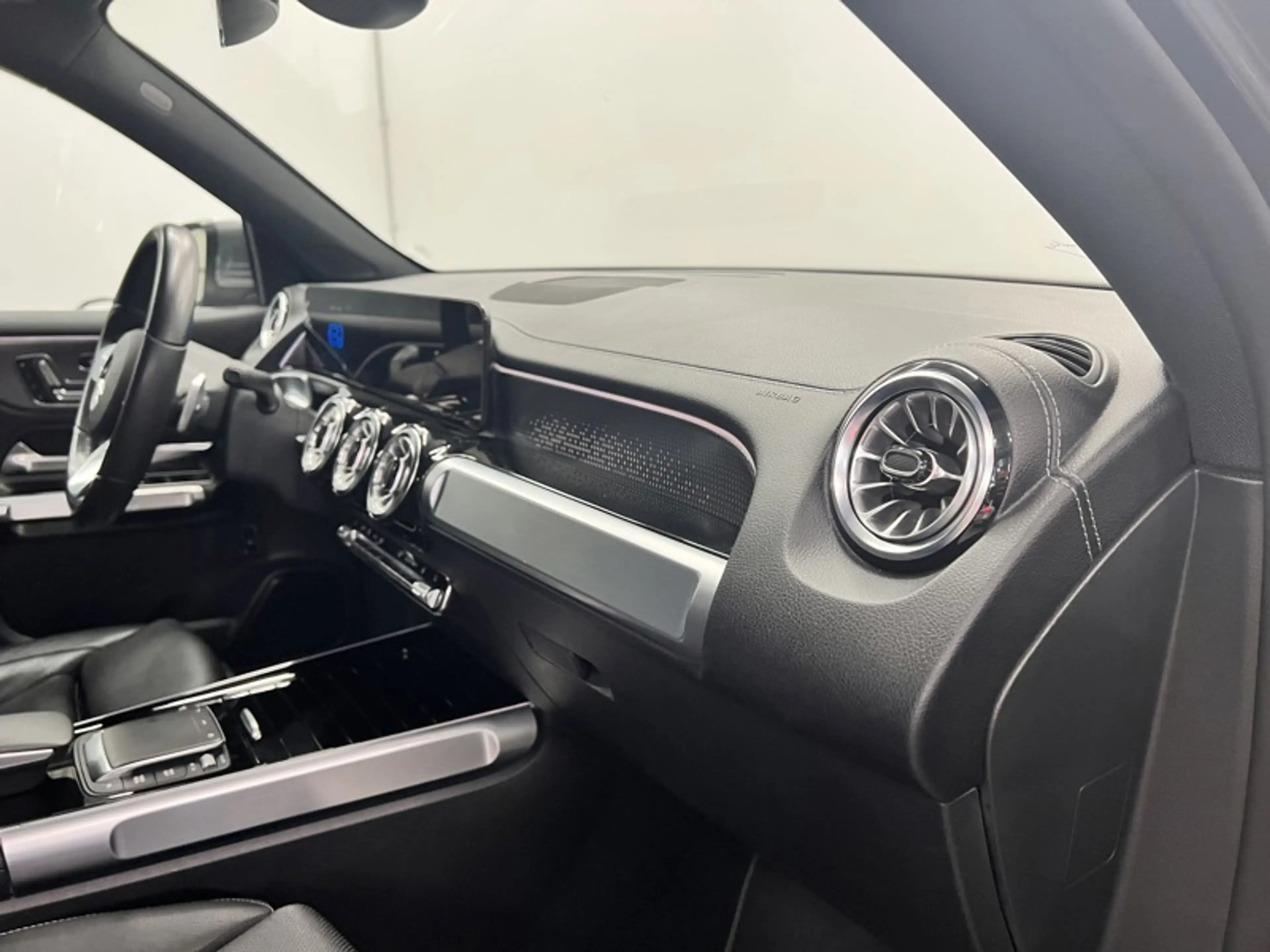 Mercedes-Benz EQB 300 4MATIC AMG Line 7 places — photo 15