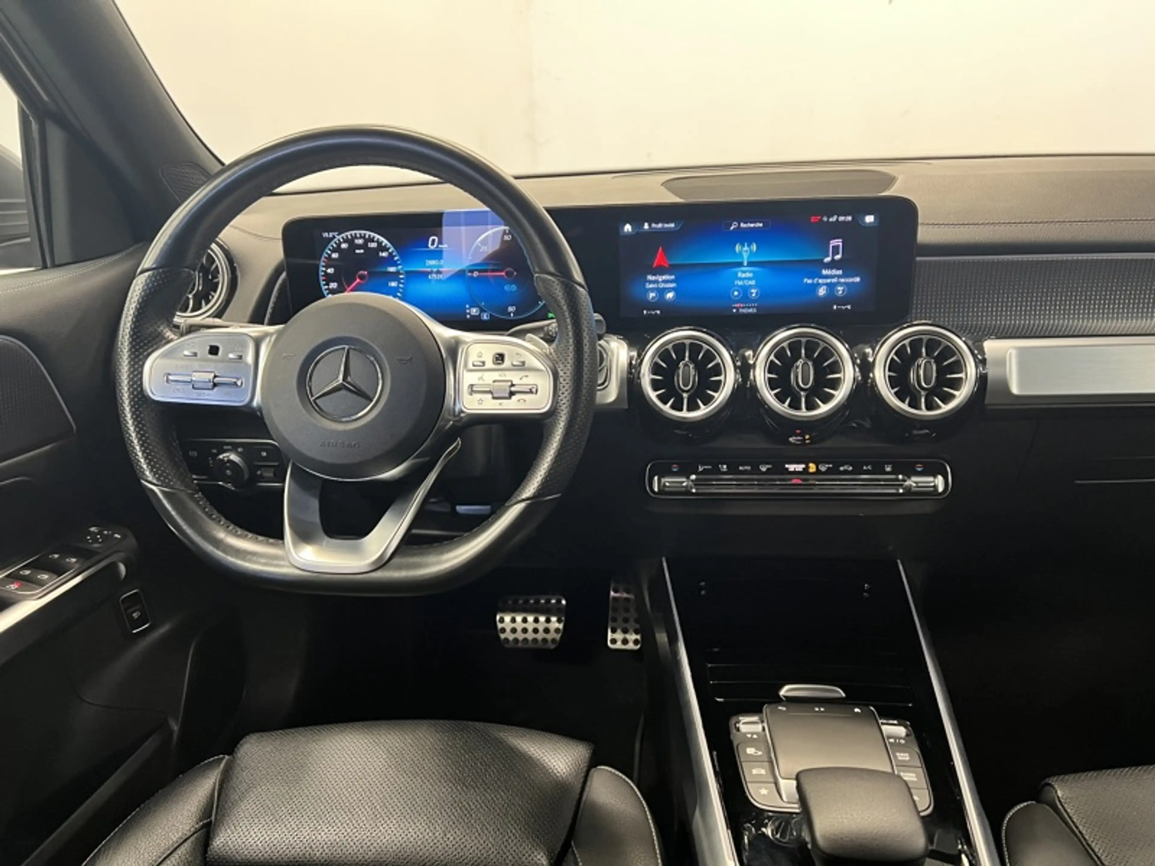 Mercedes-Benz EQB 300 4MATIC AMG Line 7 places — photo 8