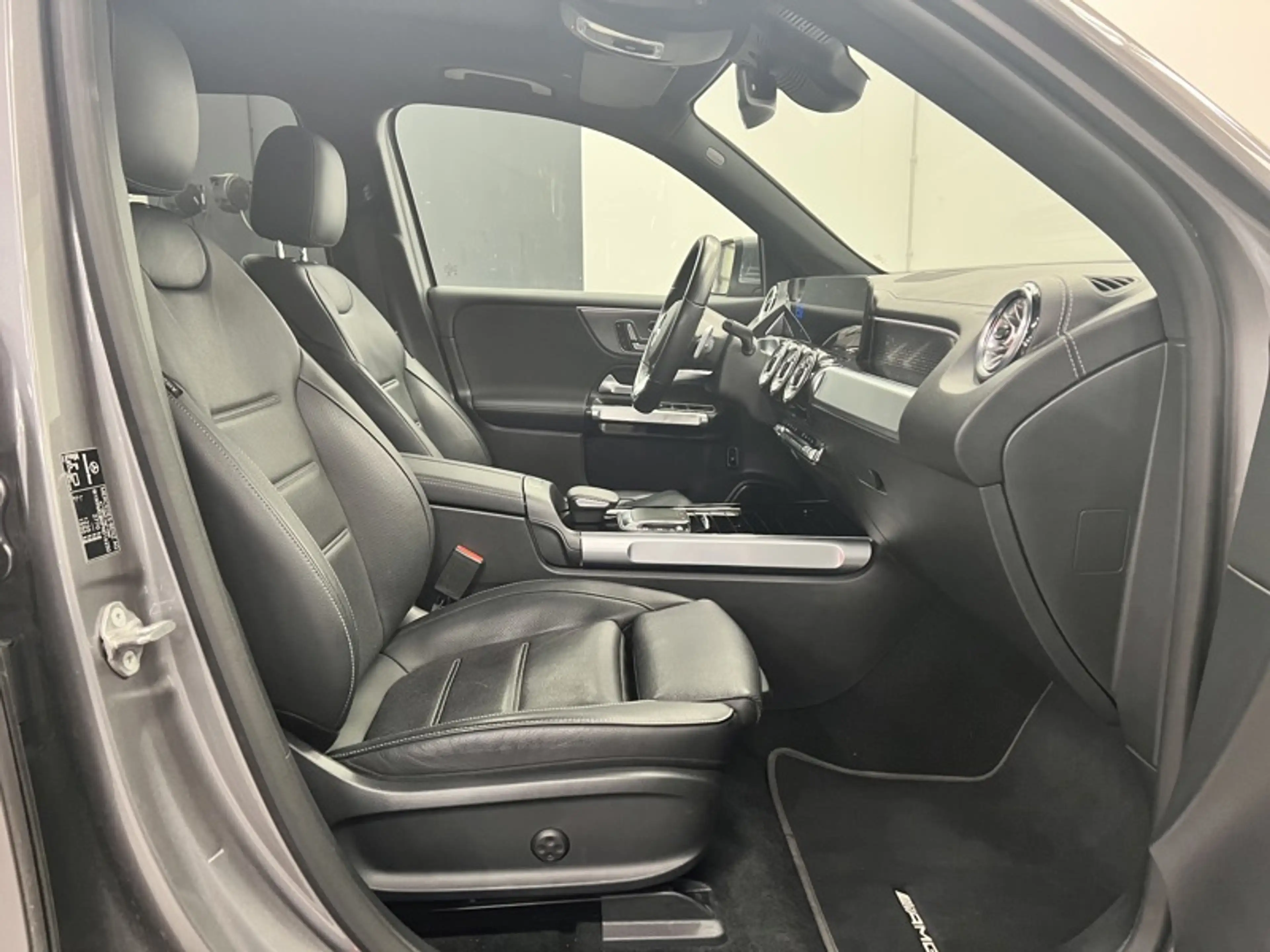 Mercedes-Benz EQB 300 4MATIC AMG Line 7 places — photo 10