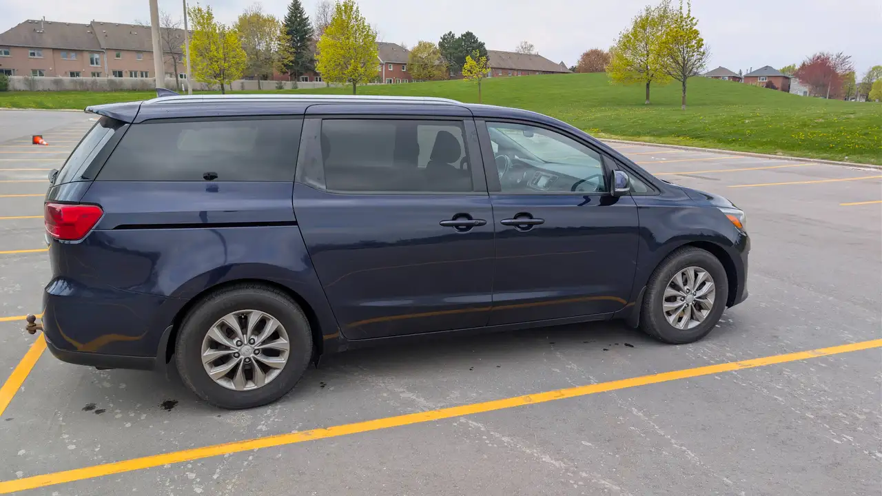 Kia Sedona снимка Kia Sedona