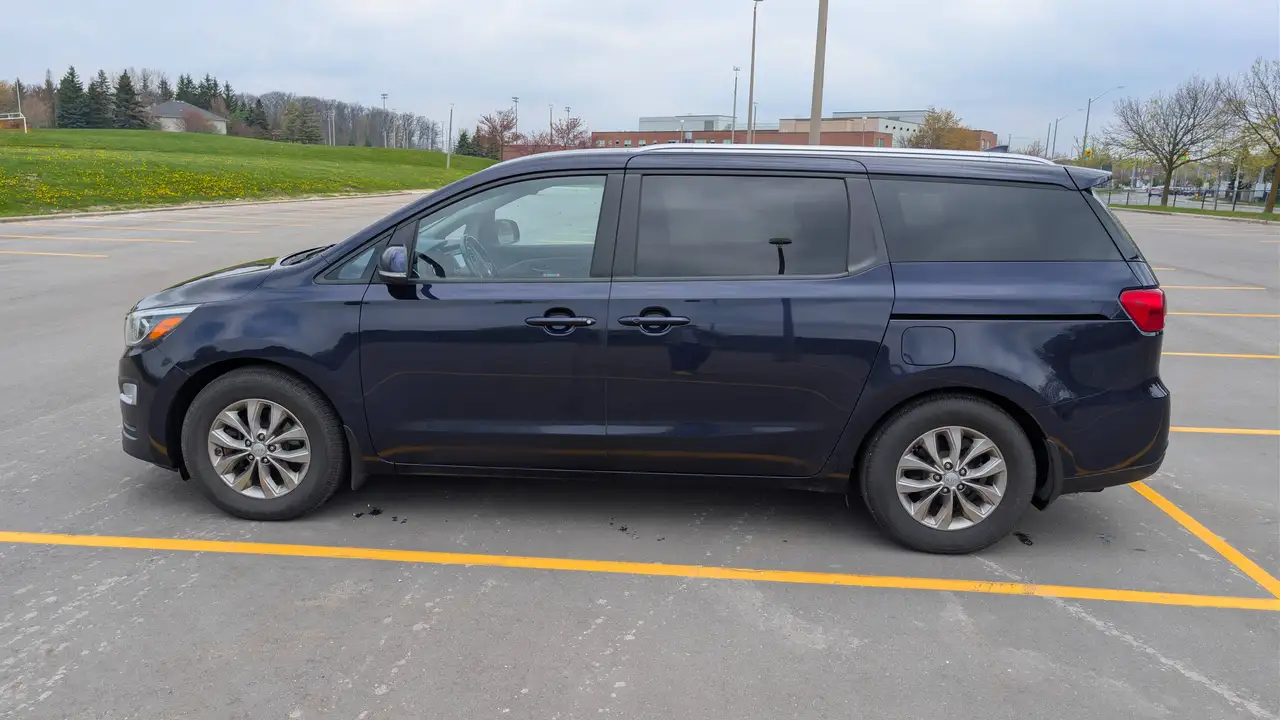 Kia Sedona снимка Kia Sedona