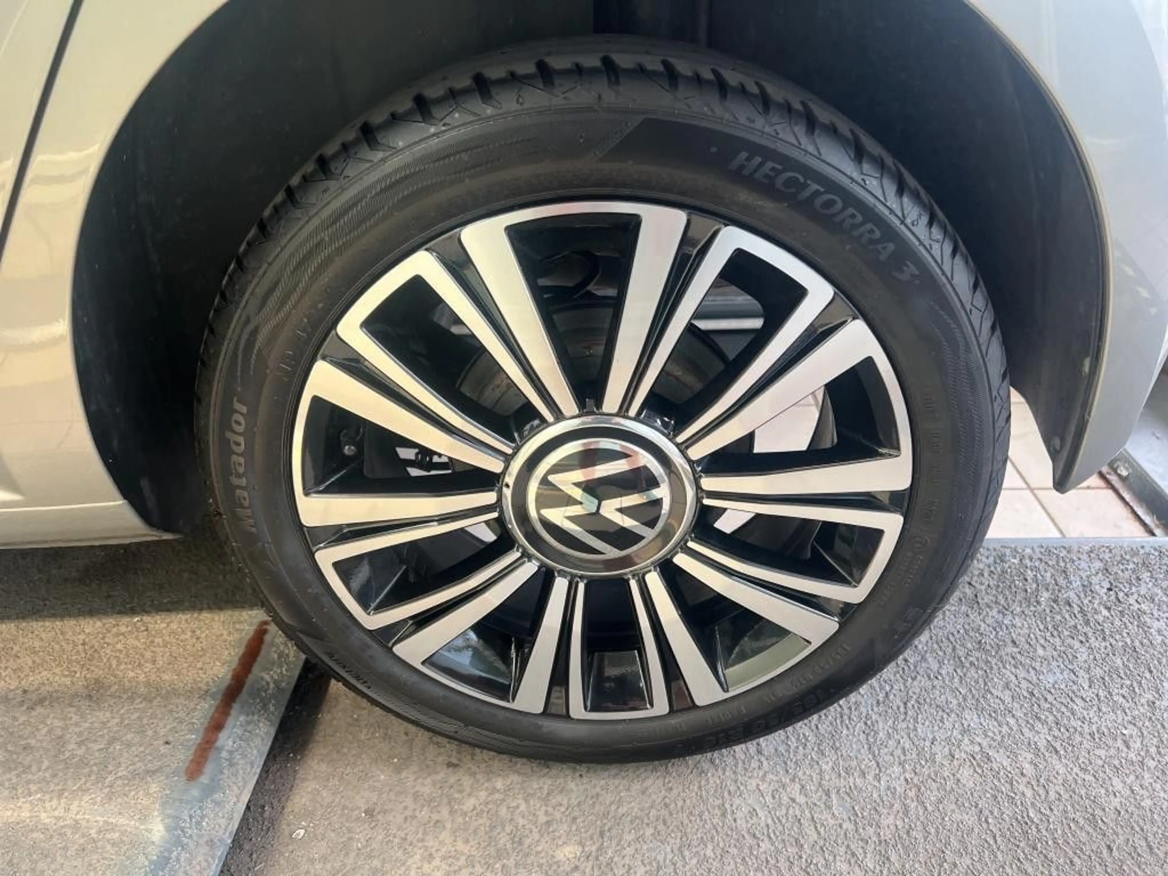 Volkswagen up! 1.0 MPI Active Maps+More R.Kamera SHZ LM" — photo 6