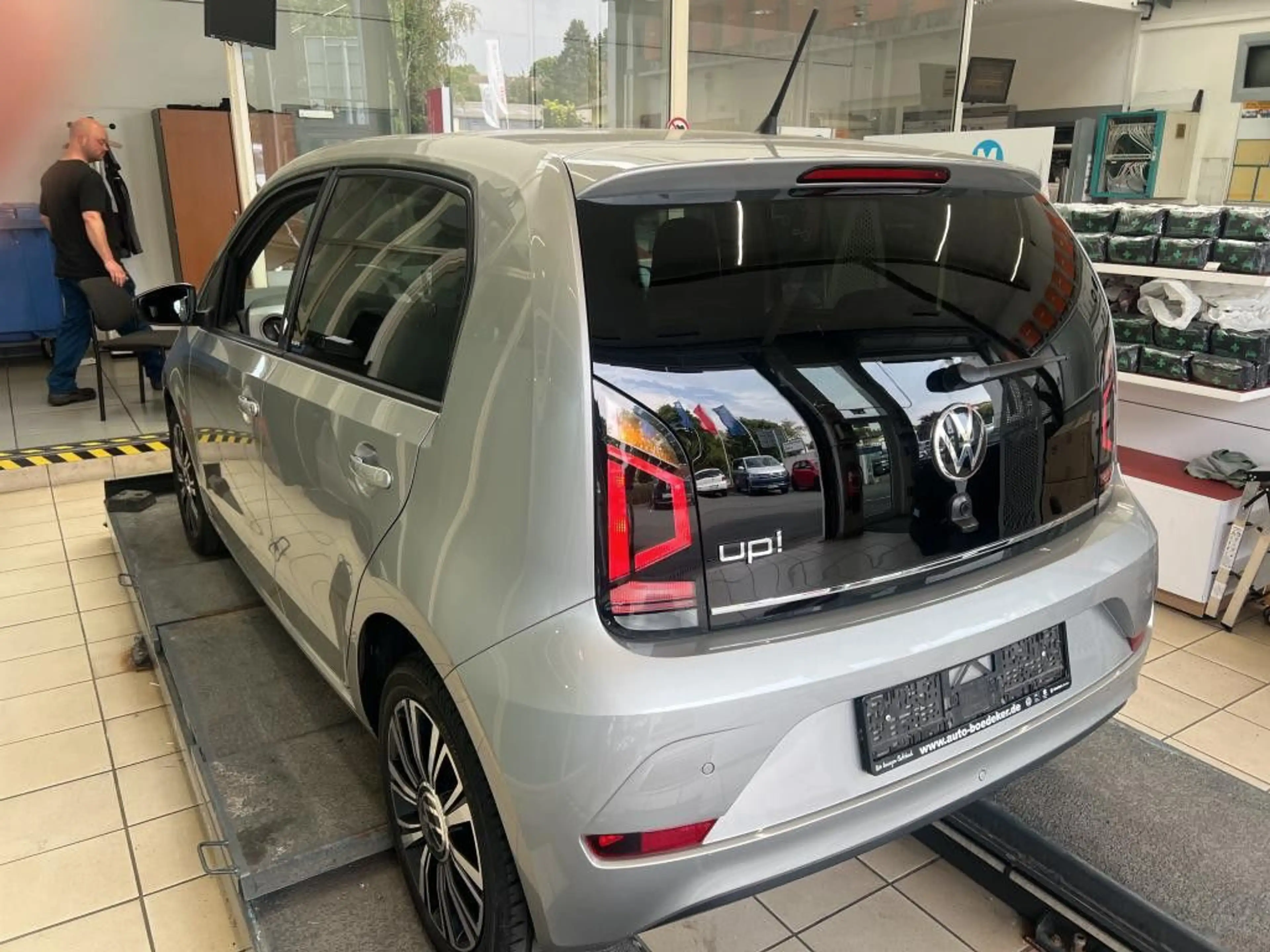 Volkswagen up! 1.0 MPI Active Maps+More R.Kamera SHZ LM" — photo 4