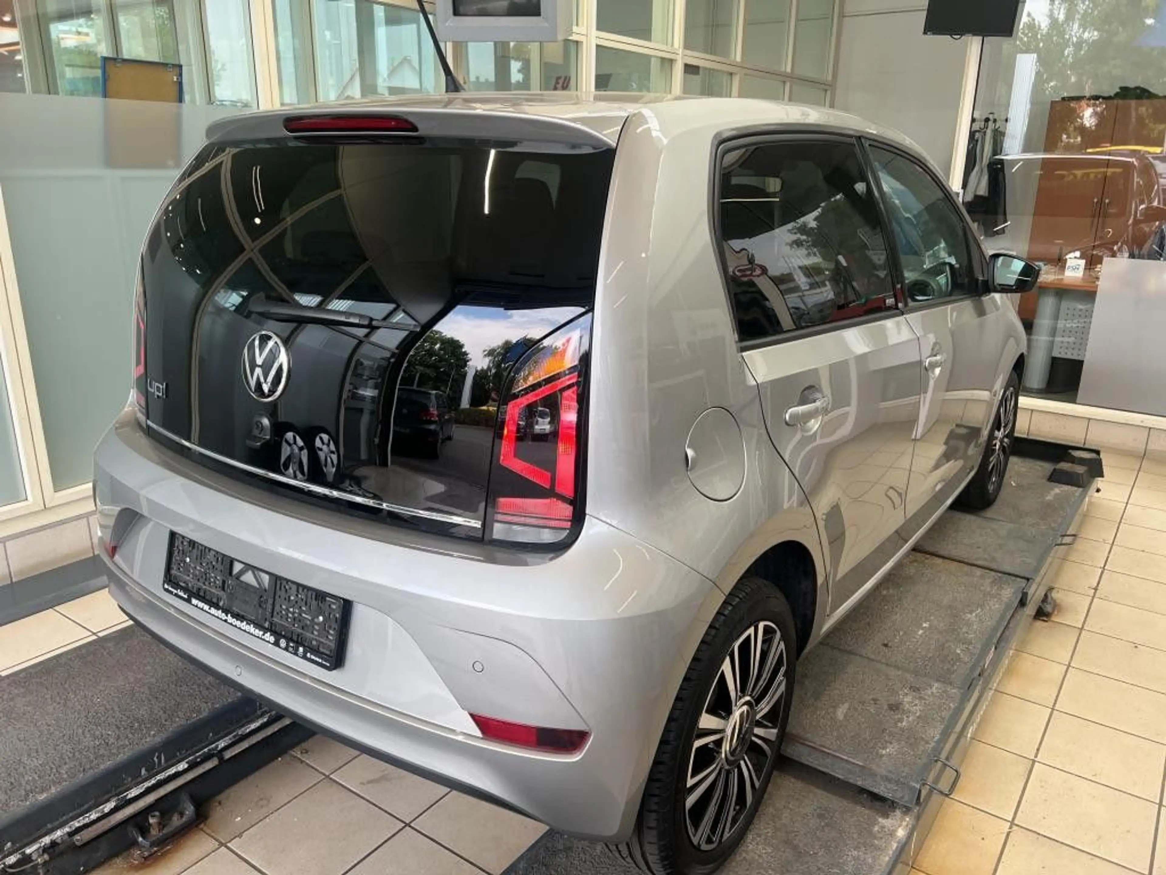 Volkswagen up! 1.0 MPI Active Maps+More R.Kamera SHZ LM" — photo 5