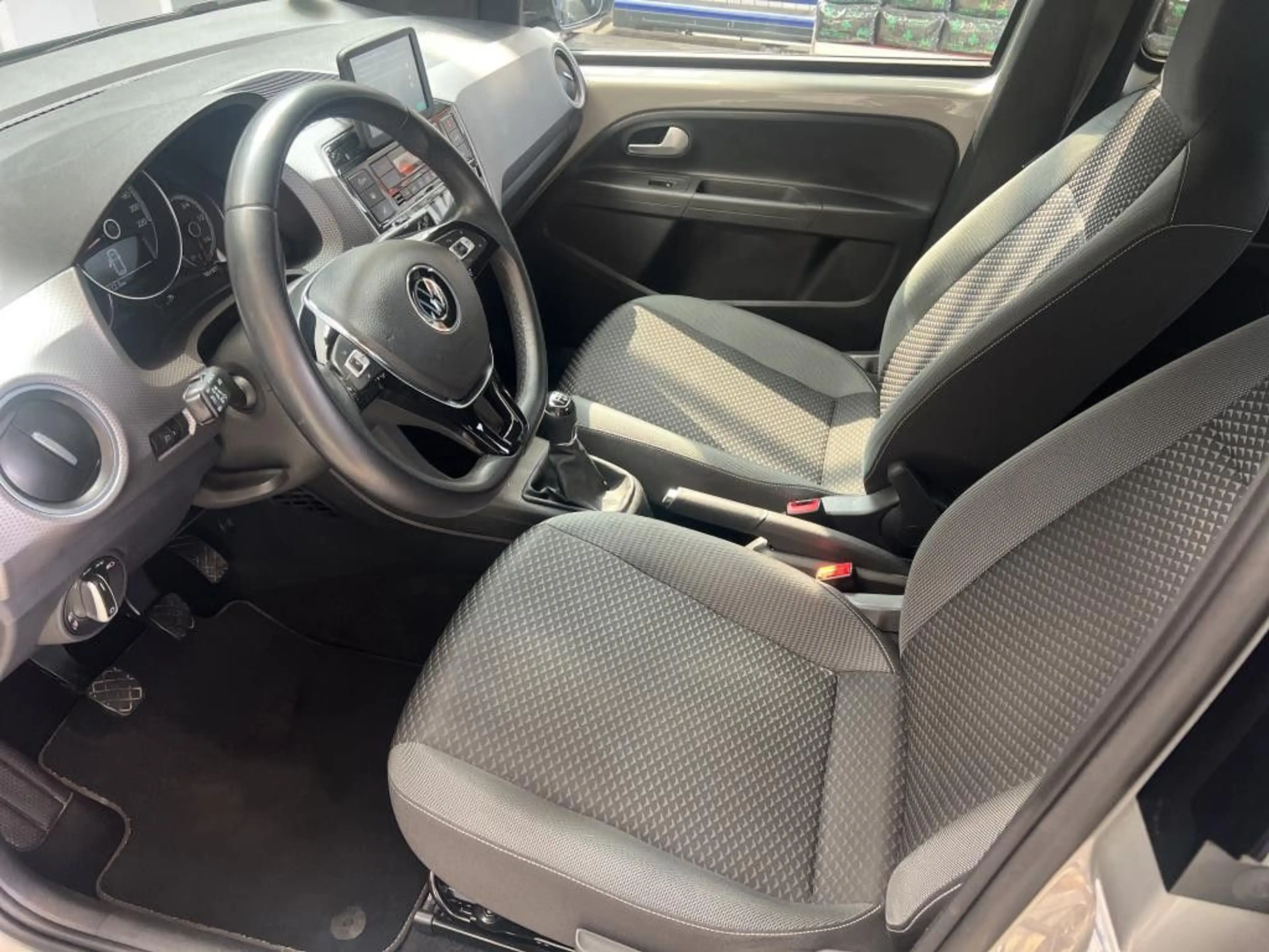 Volkswagen up! 1.0 MPI Active Maps+More R.Kamera SHZ LM" — photo 8