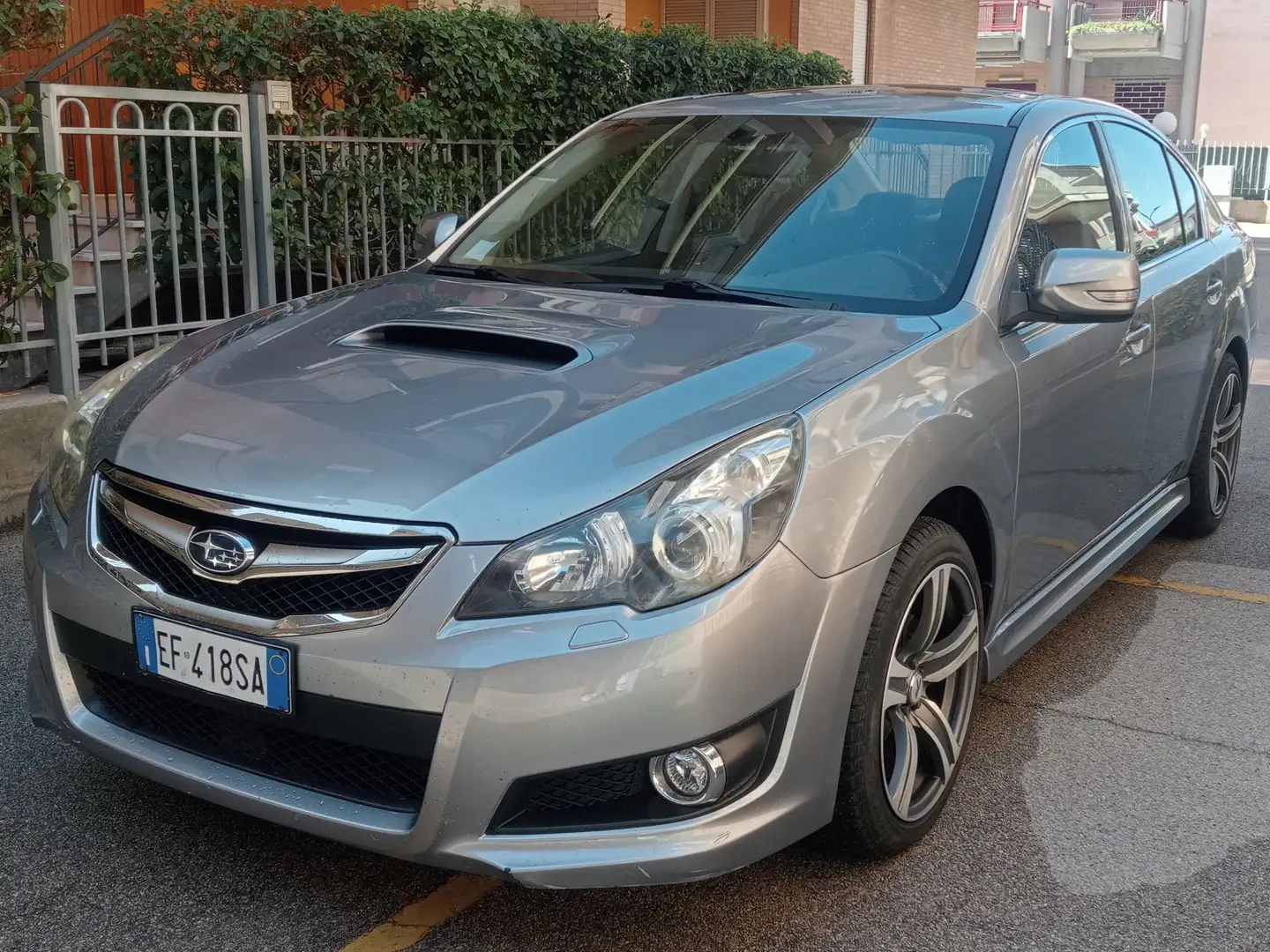Subaru Legacy Berlina Gümüş rengi - 1