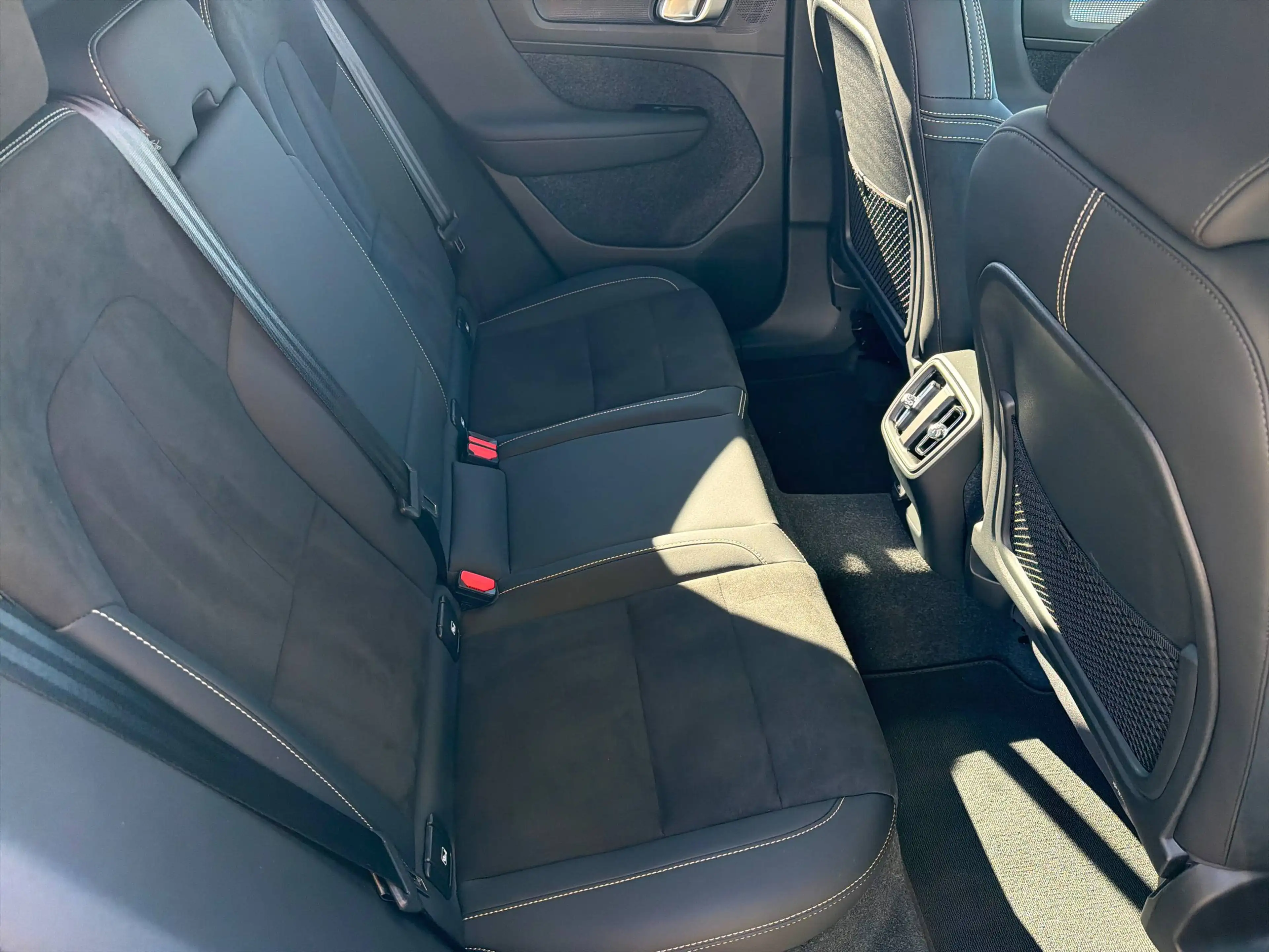 Volvo EX40 185 kW Single Motor Extended Range RWD Plus Black Edition — photo 11