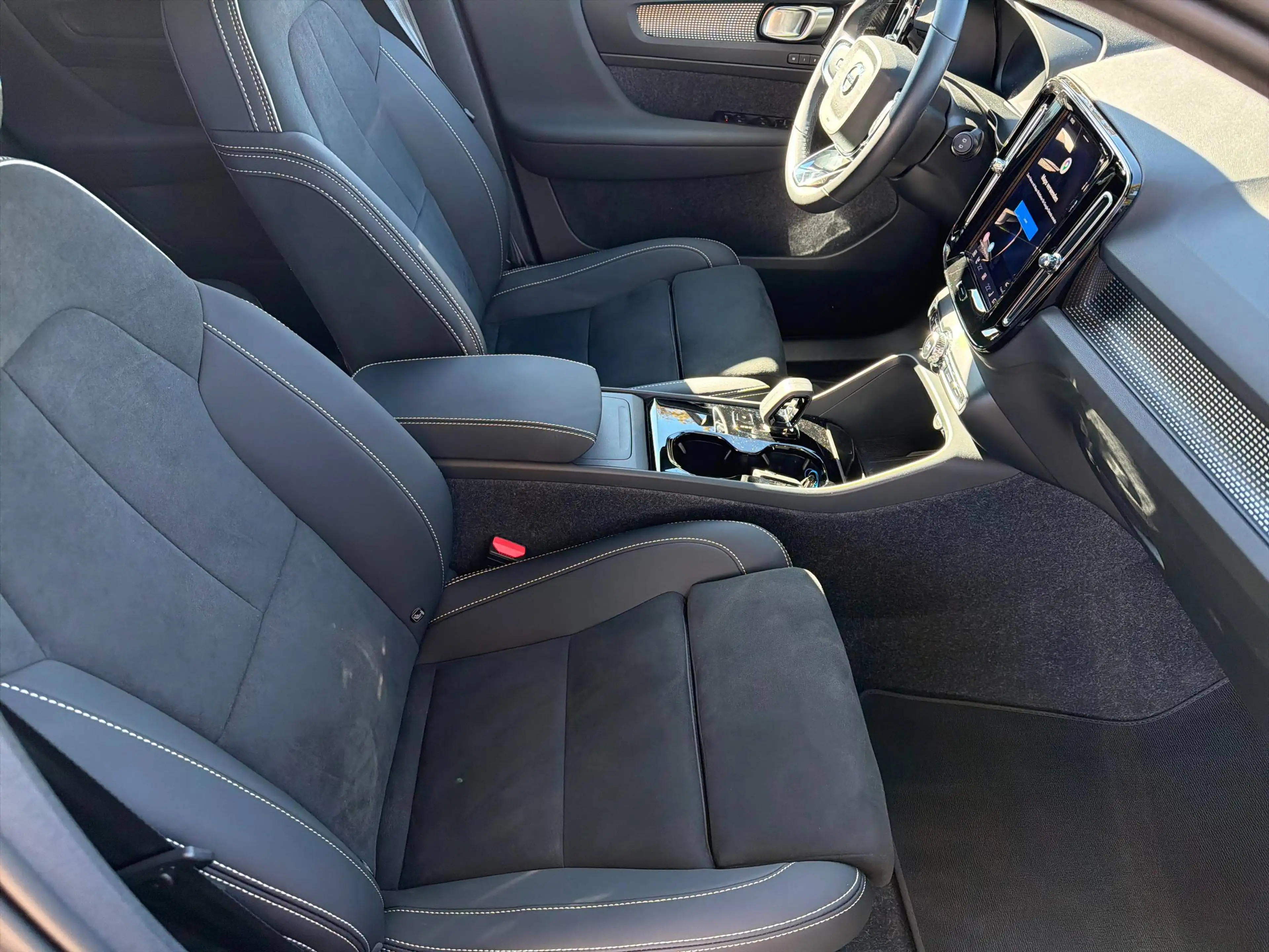 Volvo EX40 185 kW Single Motor Extended Range RWD Plus Black Edition — photo 10