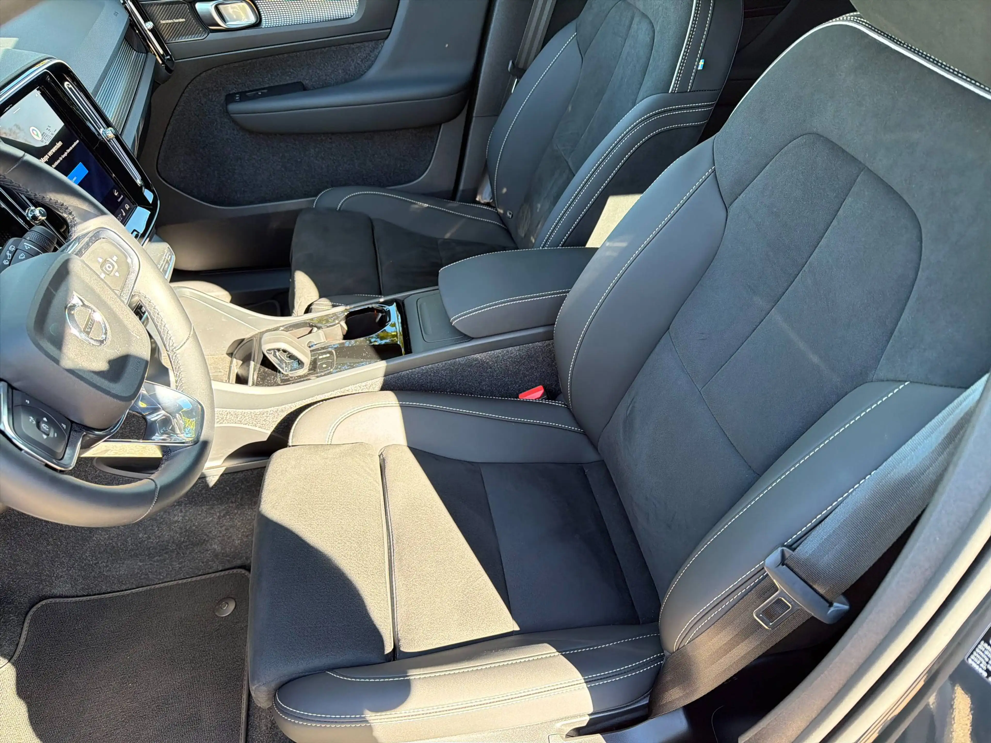 Volvo EX40 185 kW Single Motor Extended Range RWD Plus Black Edition — photo 8