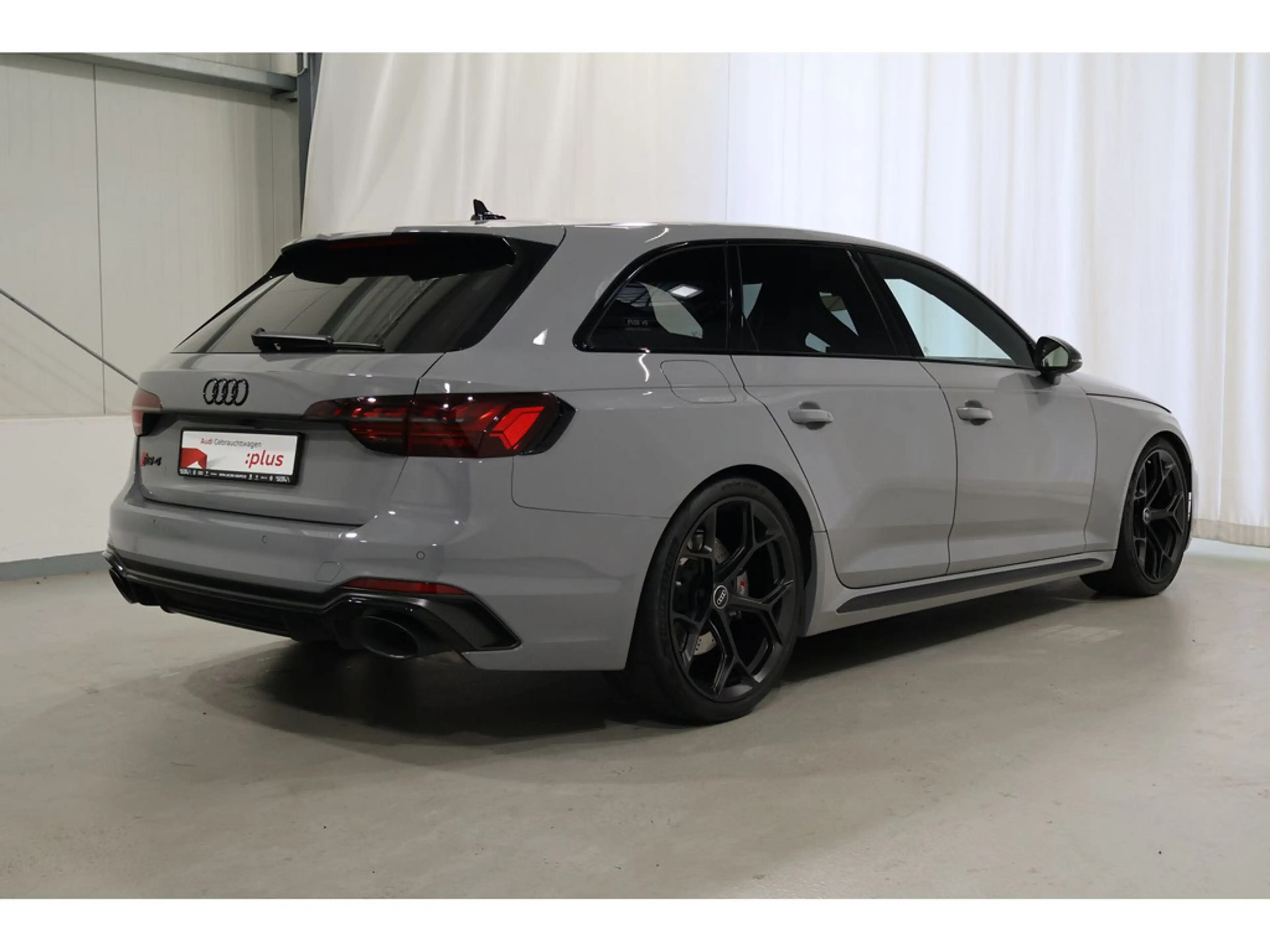 Audi RS4 — photo 4