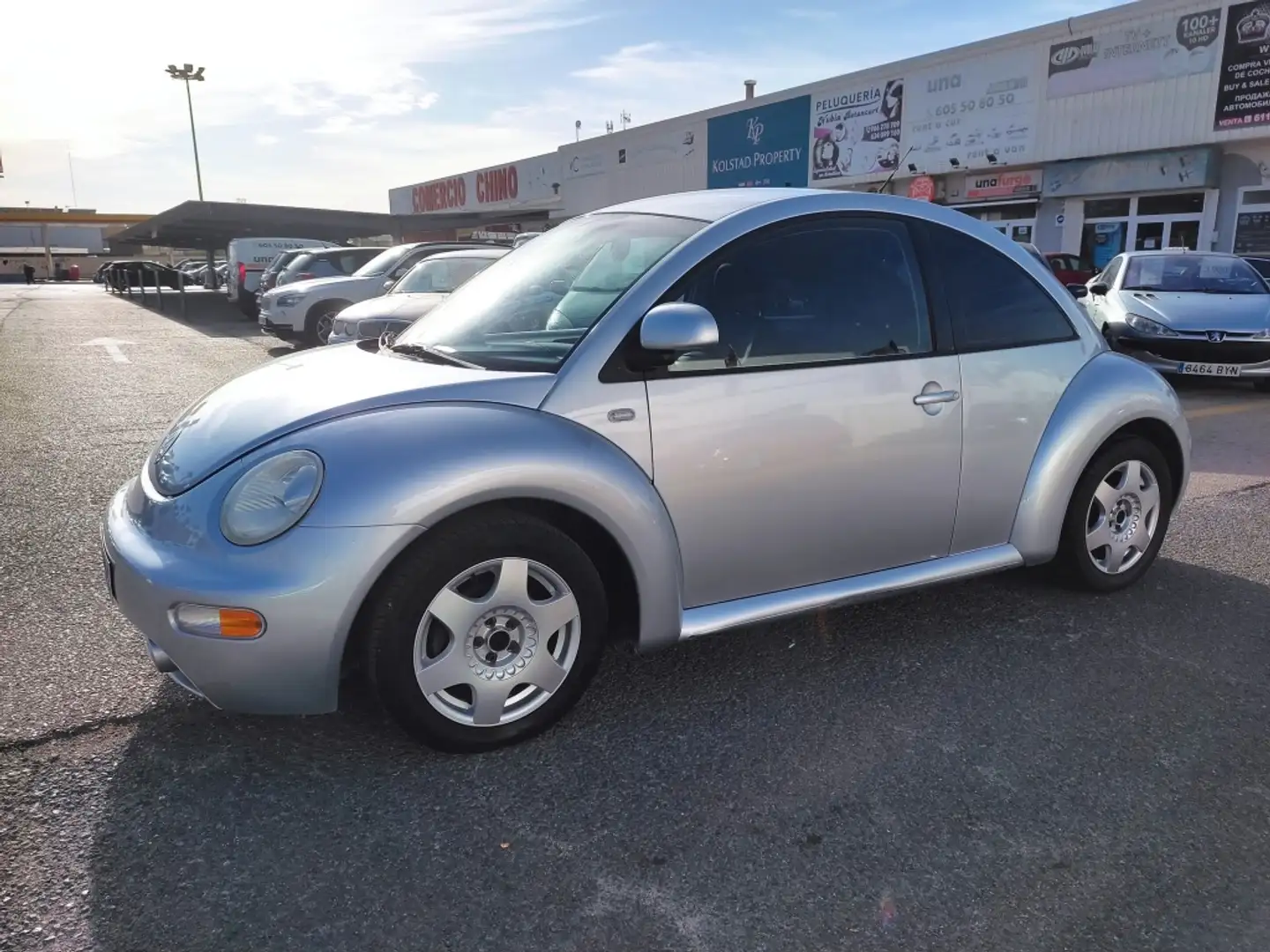 Volkswagen Beetle 2.0 Aut. Srebrny - 2