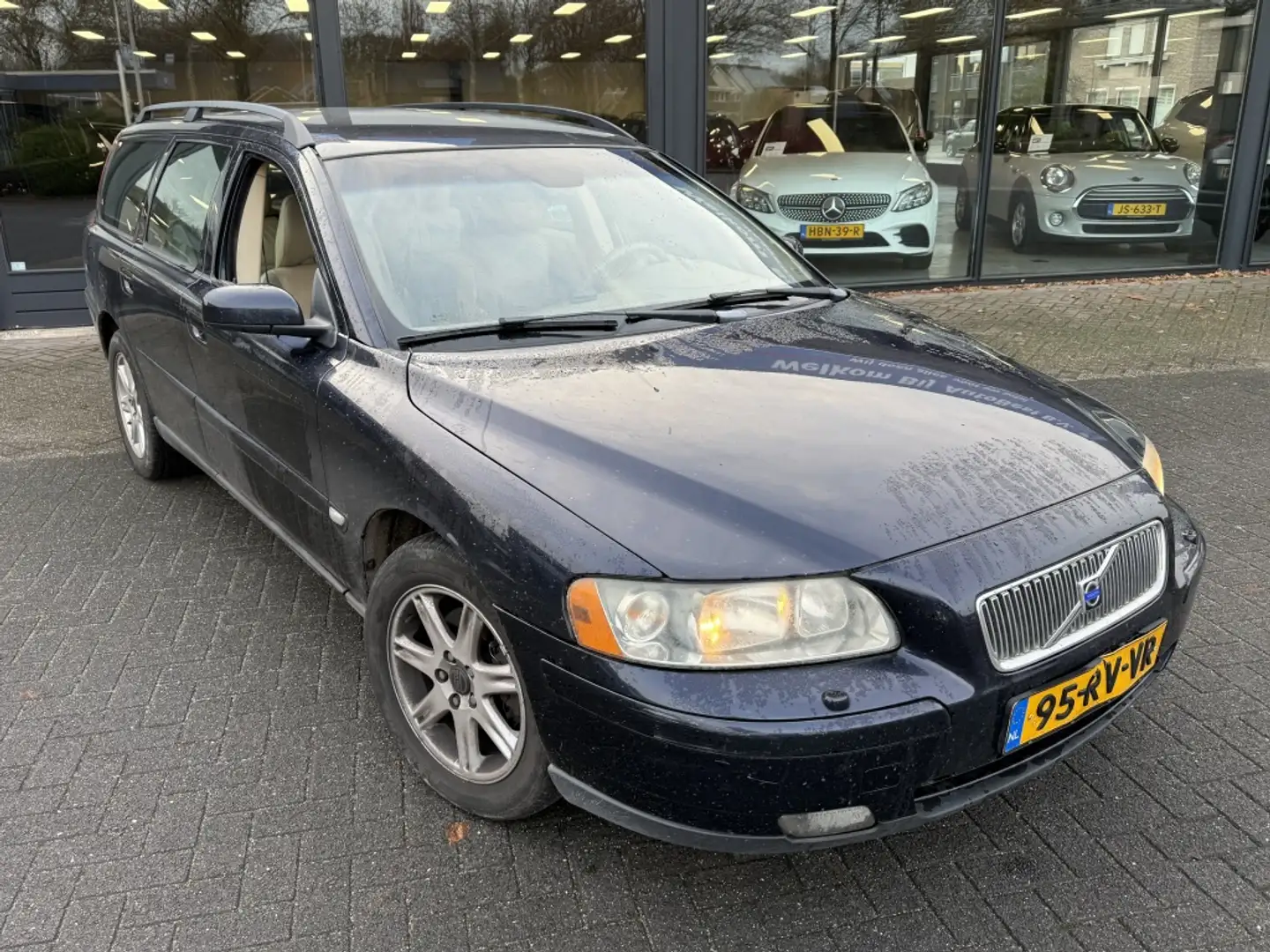 Volvo V70 2.4 D5 Momentum Blauw - 2