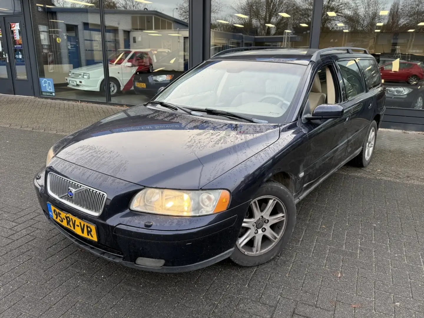 Volvo V70 2.4 D5 Momentum Blauw - 1