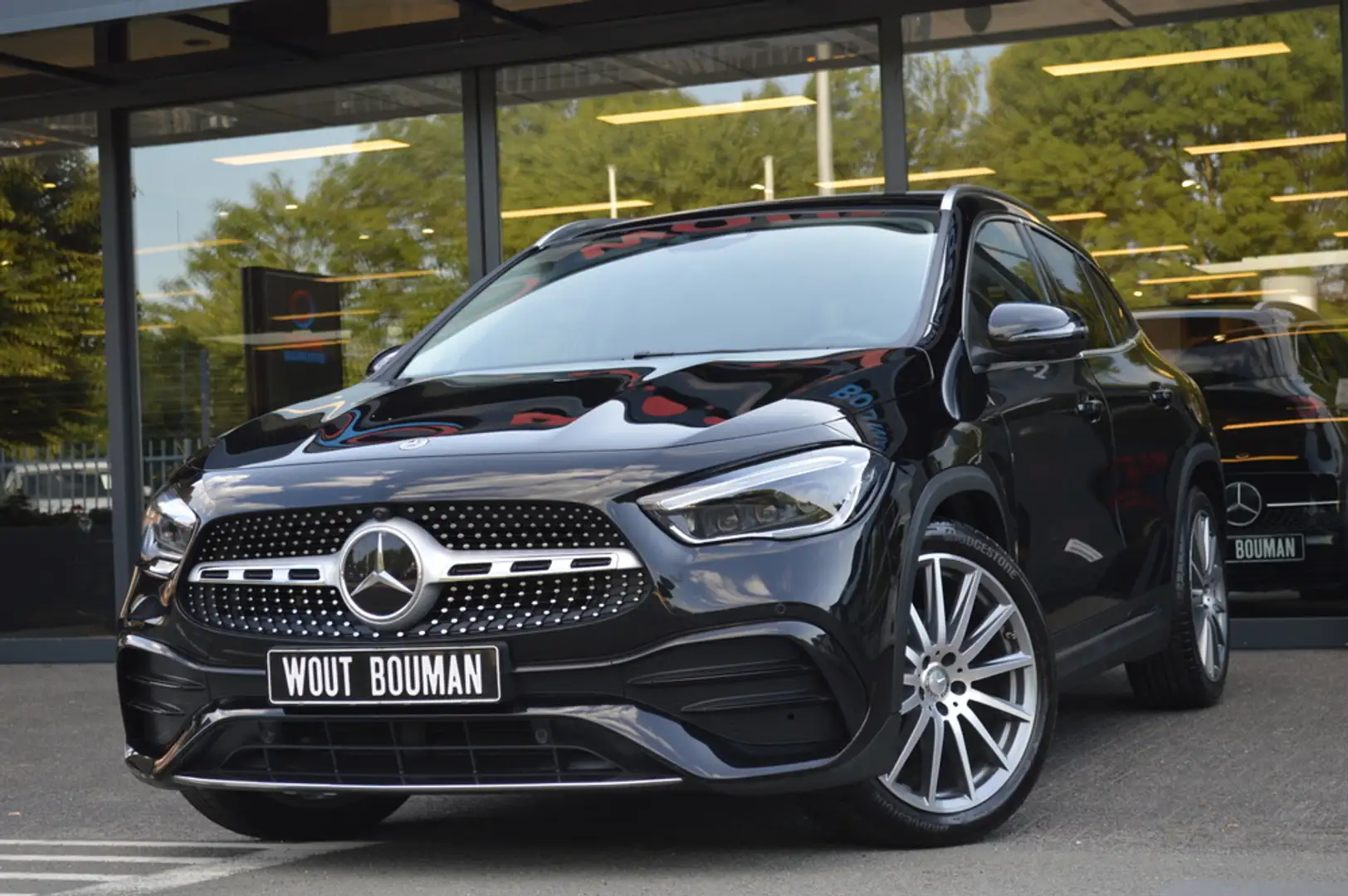 Mercedes-Benz GLA 200 AMG Led Panorama Leder Burmester Distronic Camera Zwart - 1