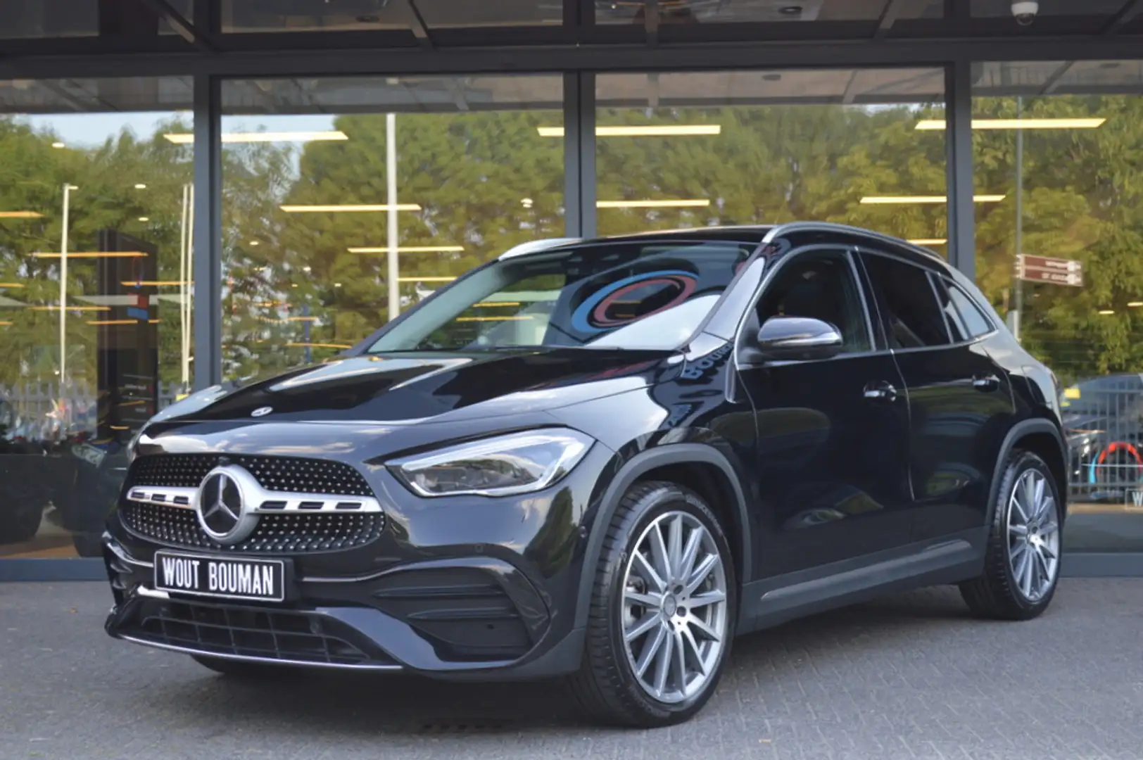 Mercedes-Benz GLA 200 AMG Led Panorama Leder Burmester Distronic Camera Zwart - 2