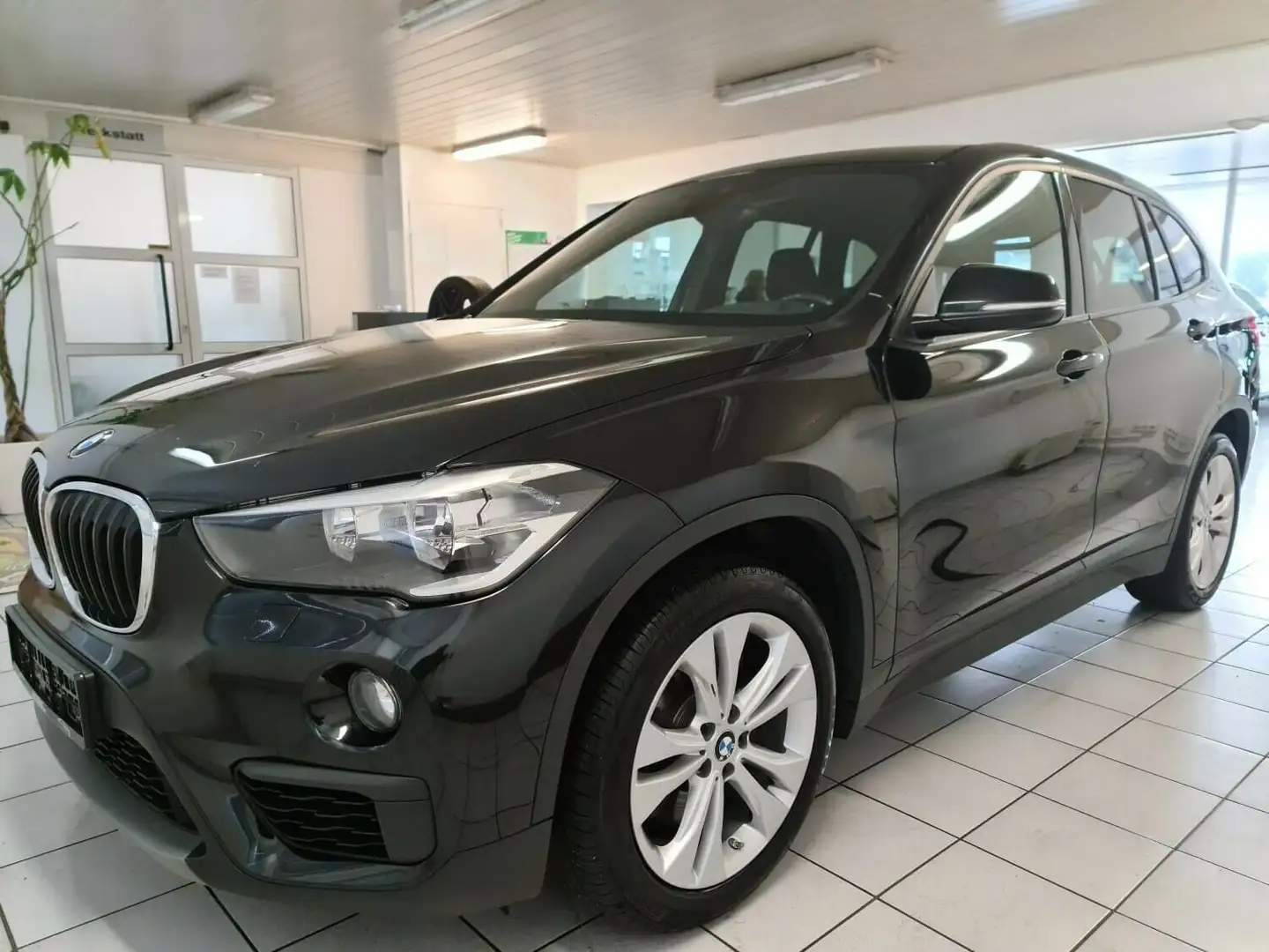 BMW X1 4x4 xDrive 25d*Navi*M Sportfahrwerk*Kamera* Schwarz - 1