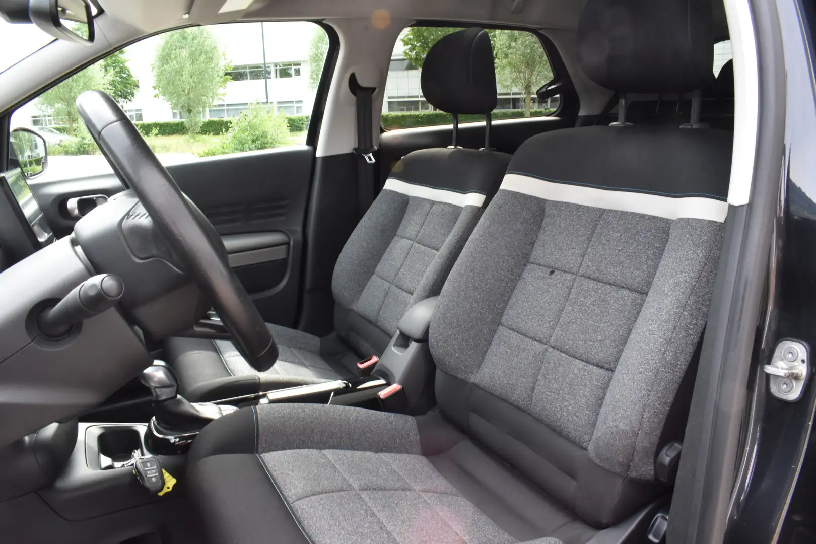 Citroen C4 Cactus PureTech 110 EAT6 Shine Automaat | Panoramadak | N Schwarz - 2