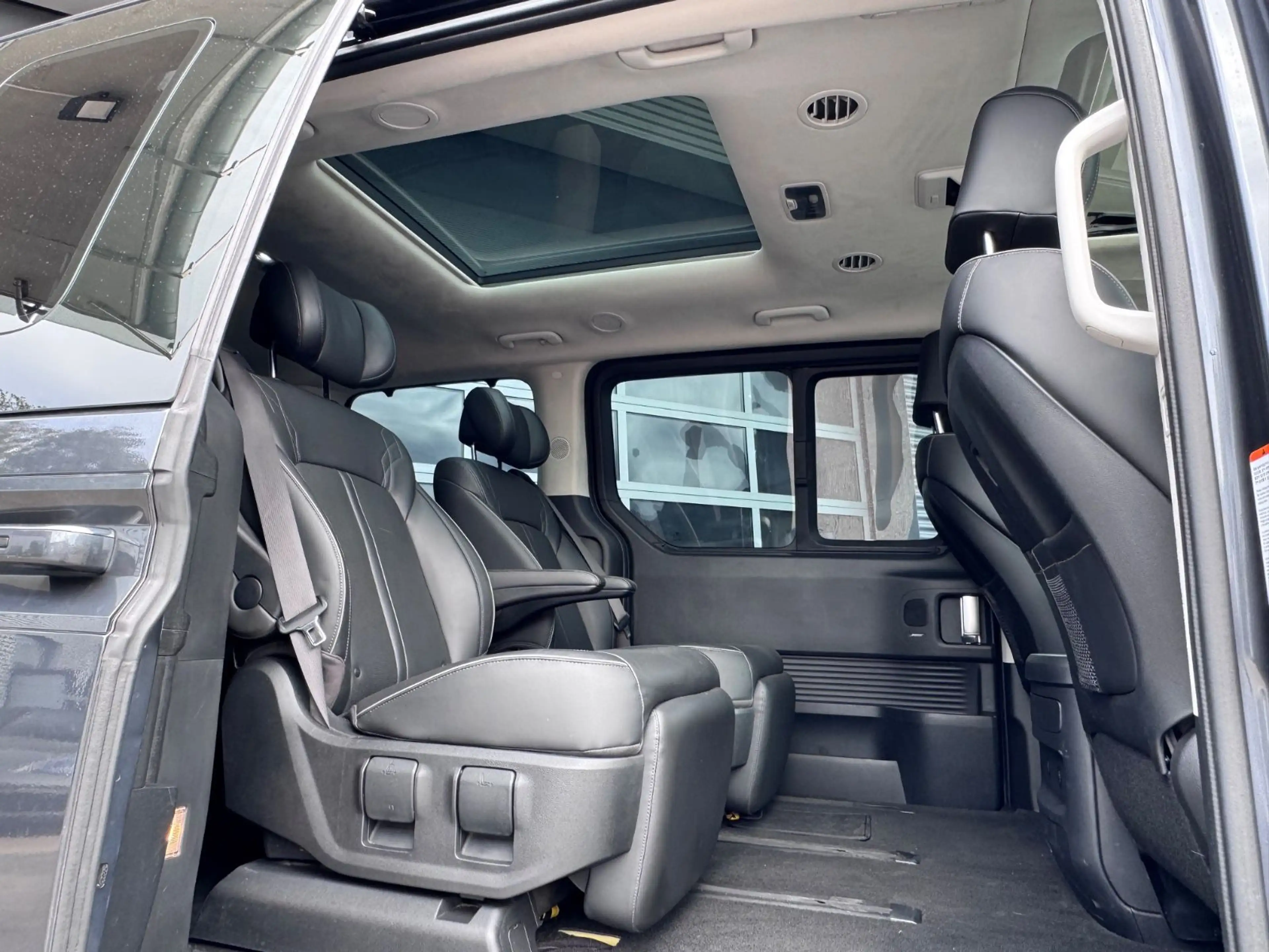 Hyundai STARIA Signature 4WD Vollausstattung Pano 360° — photo 5