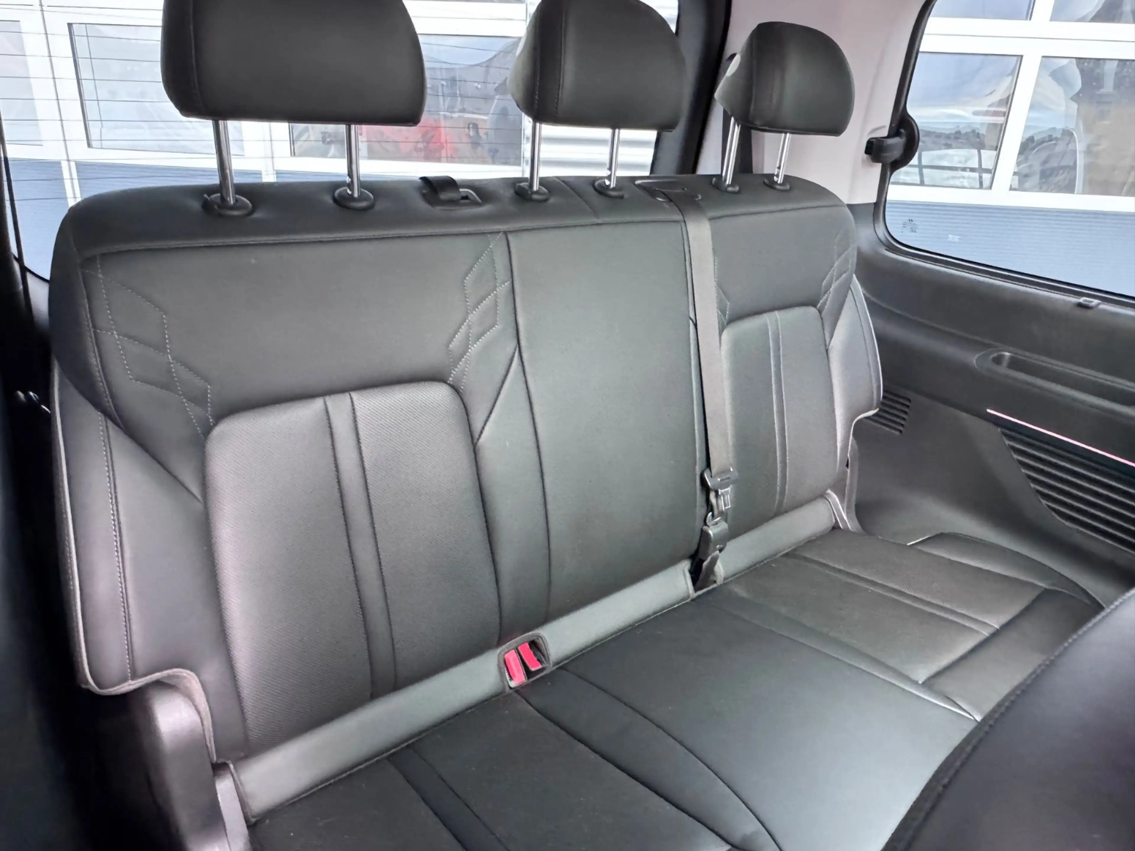 Hyundai STARIA Signature 4WD Vollausstattung Pano 360° — photo 7