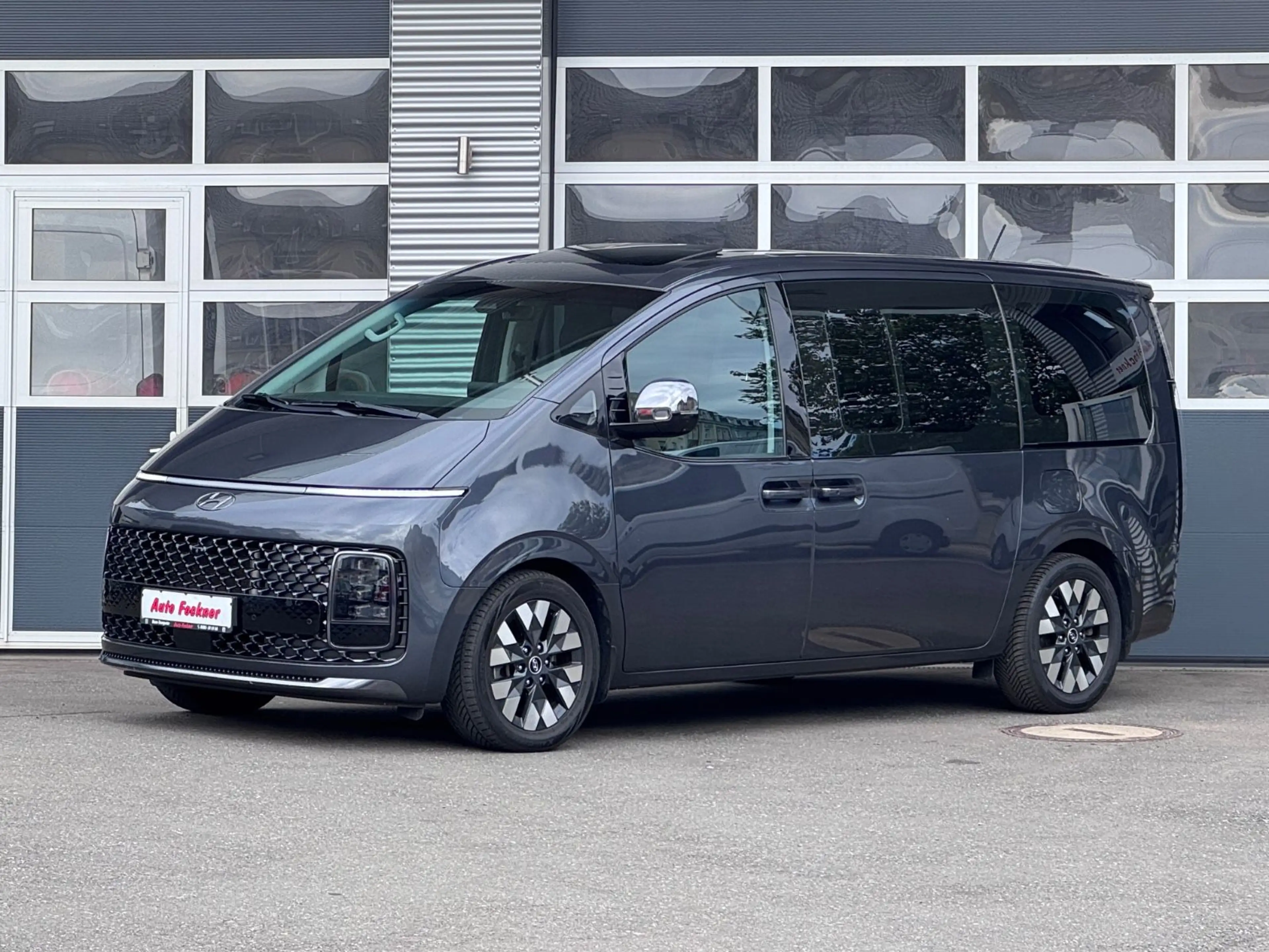 Hyundai STARIA Signature 4WD Vollausstattung Pano 360° — photo 4