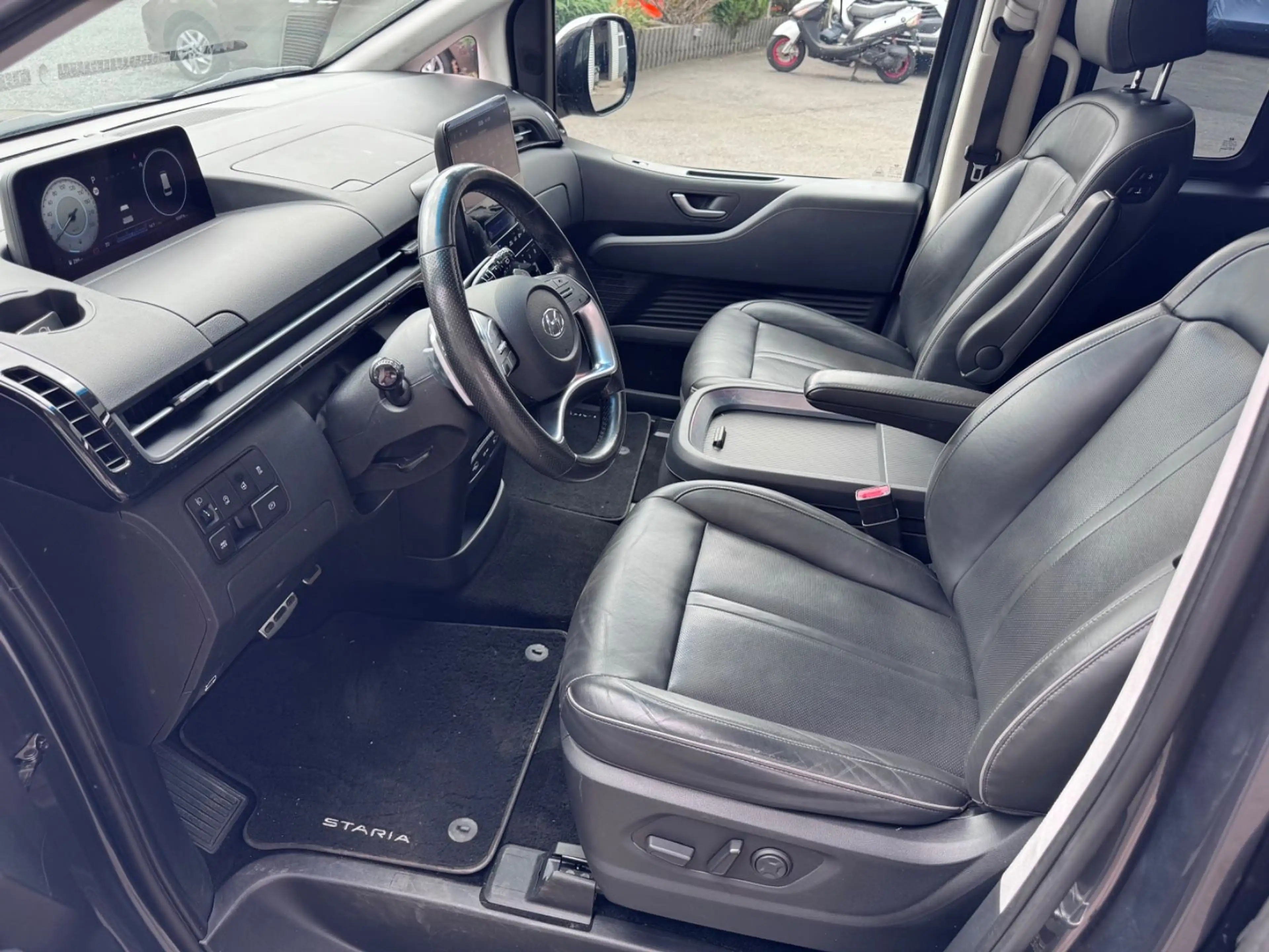 Hyundai STARIA Signature 4WD Vollausstattung Pano 360° — photo 15