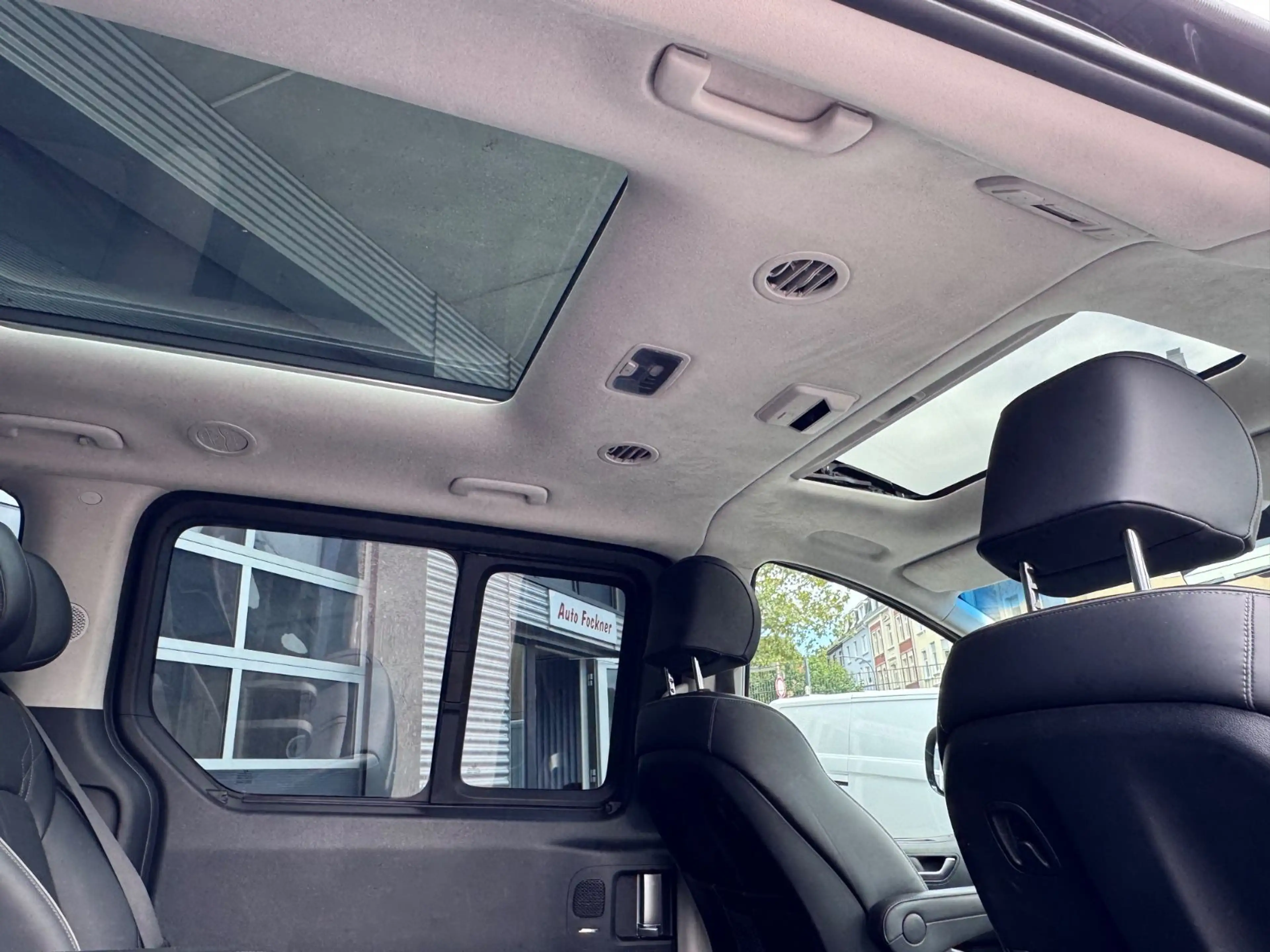 Hyundai STARIA Signature 4WD Vollausstattung Pano 360° — photo 8