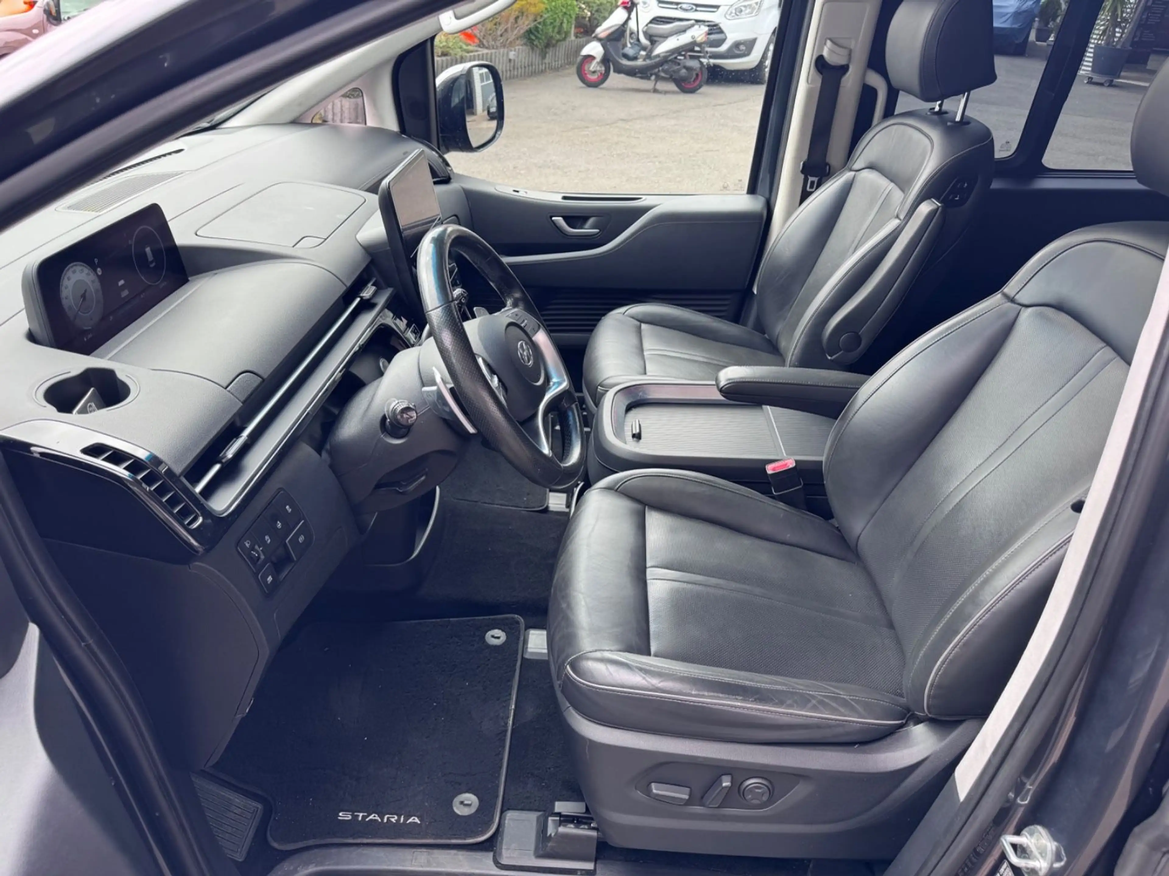 Hyundai STARIA Signature 4WD Vollausstattung Pano 360° — photo 9