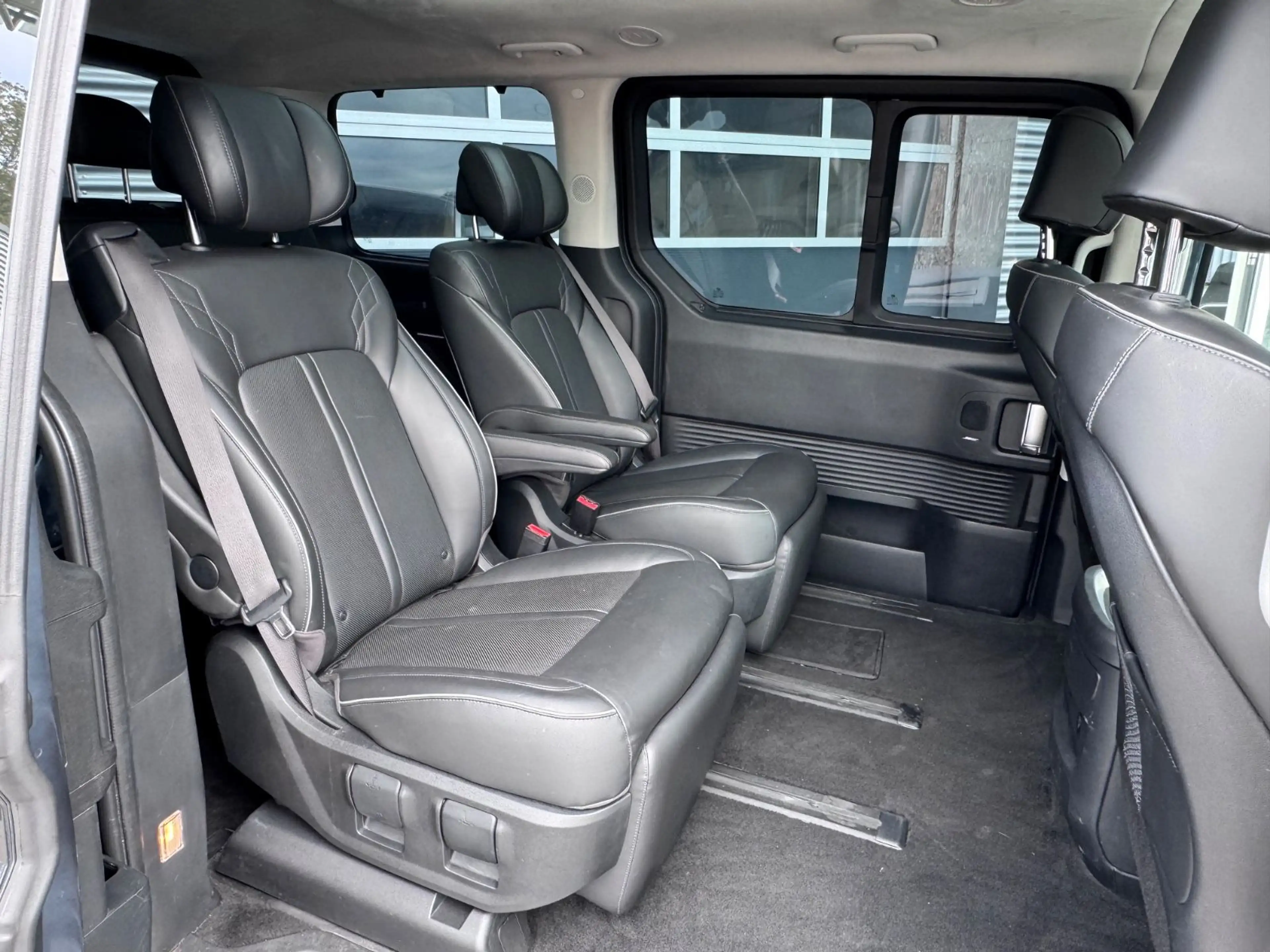 Hyundai STARIA Signature 4WD Vollausstattung Pano 360° — photo 6