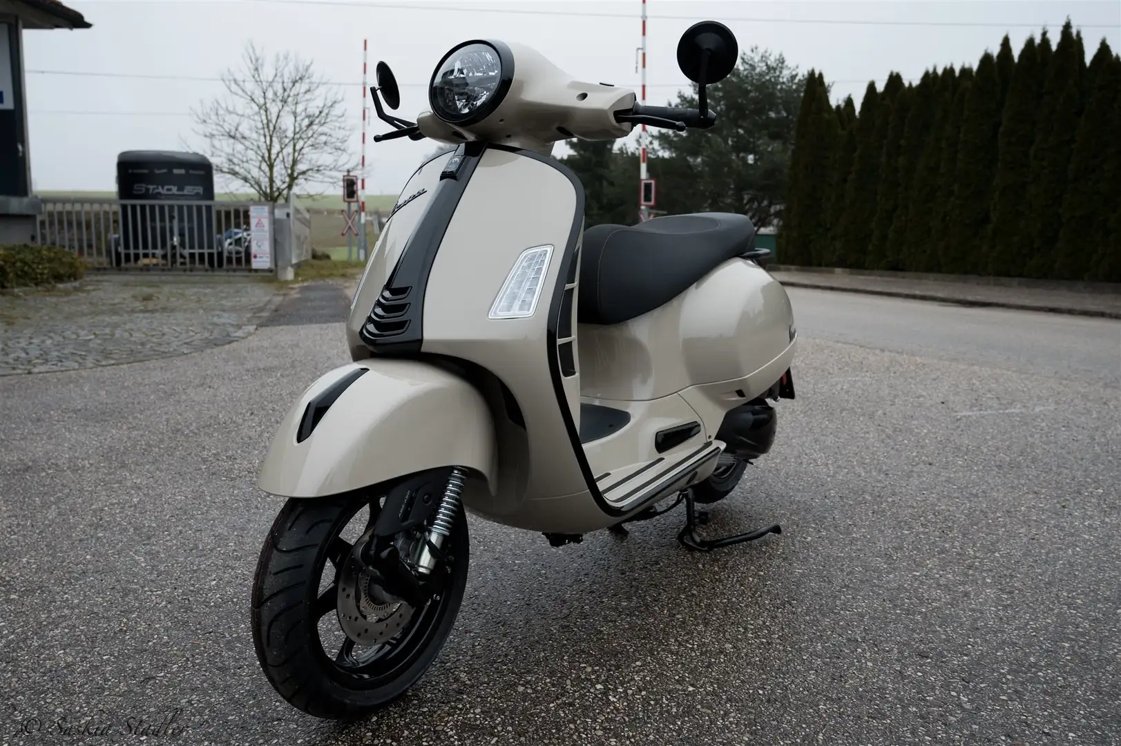 Vespa GTS 300 RST HPE SARA Beige - 1