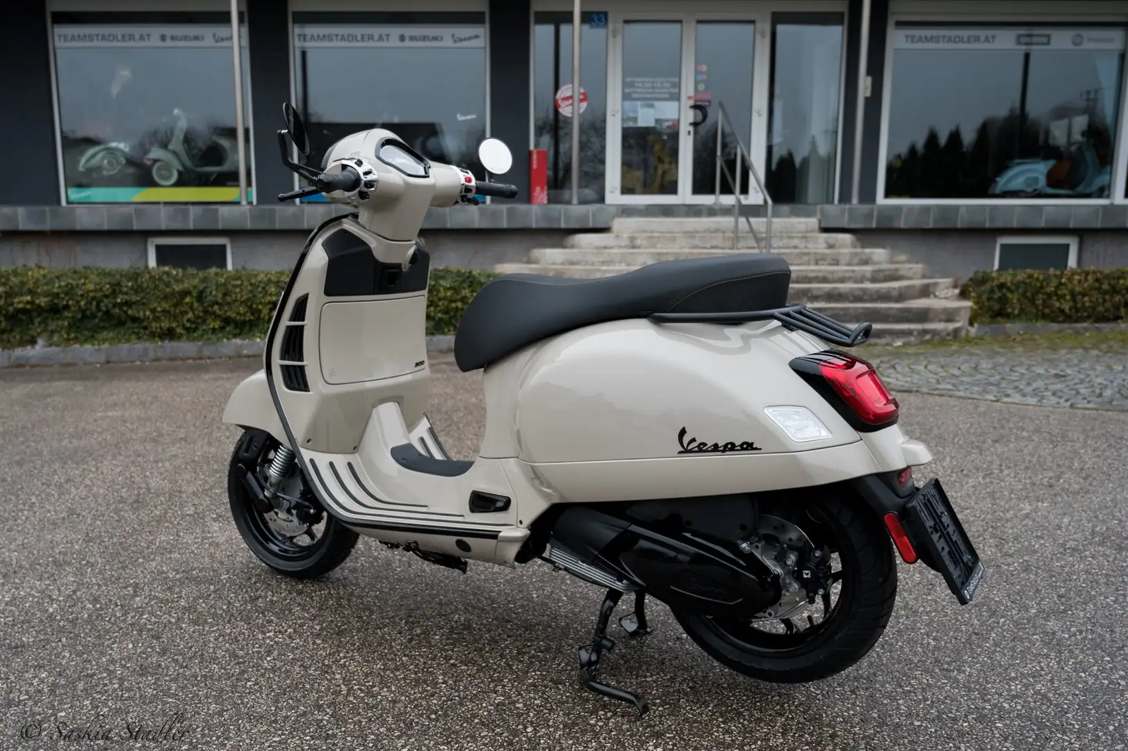 Vespa GTS 300 RST HPE SARA Beige - 2