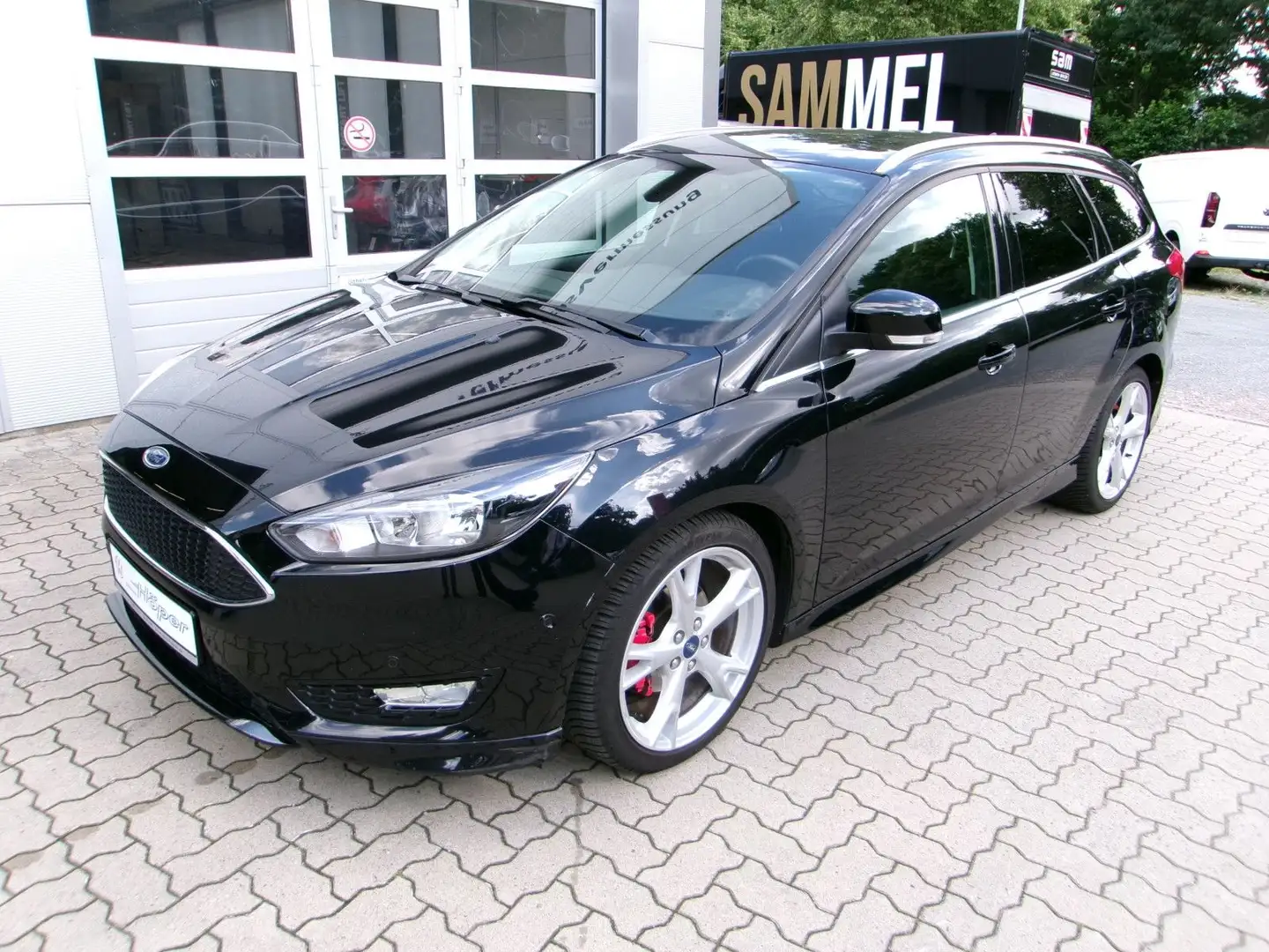 Ford Focus Turnier Titanium Schwarz - 1