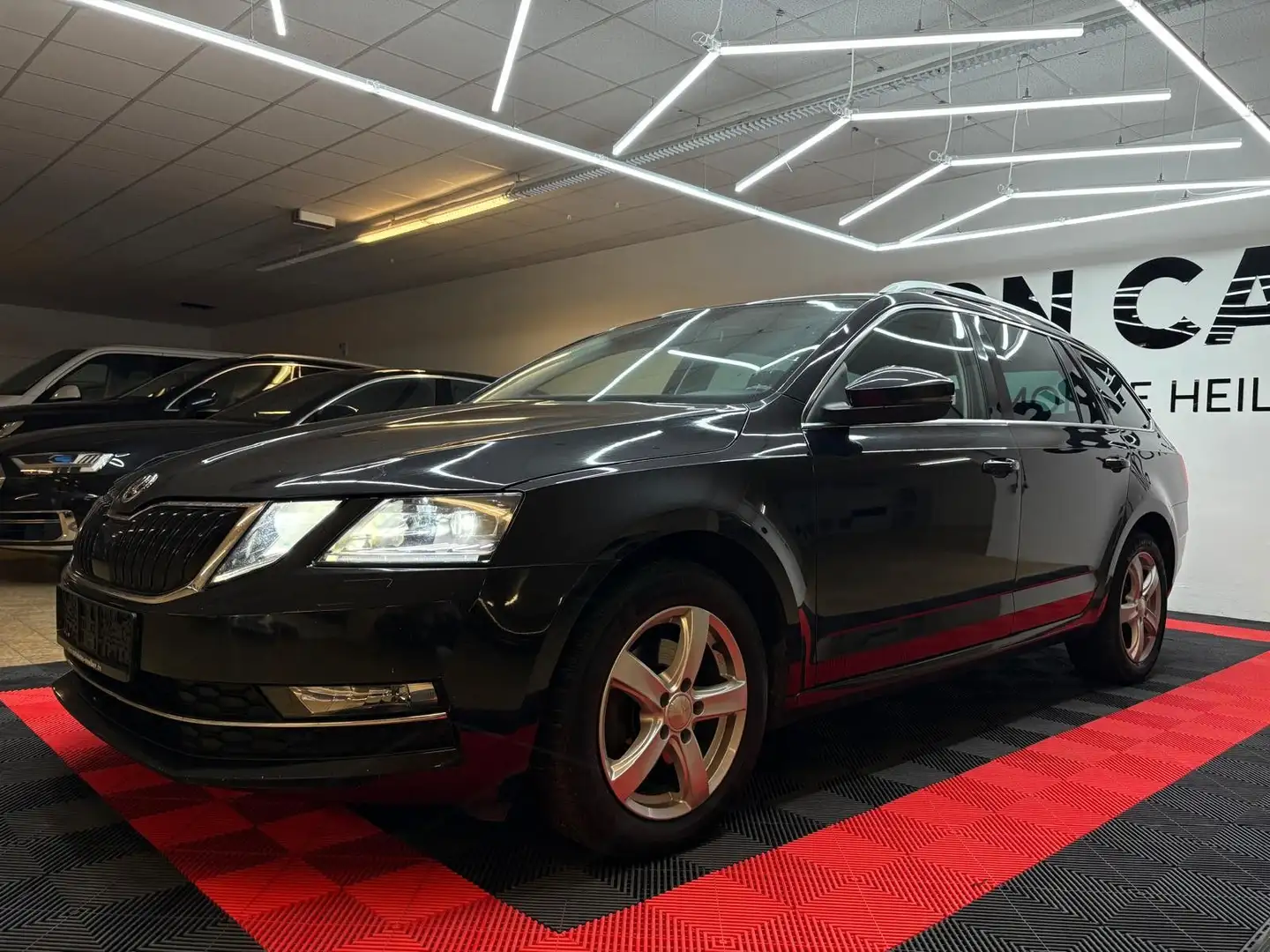 Skoda Octavia *Premium*Leder*Kamera*ACC*AHK*Keyless-GO Noir - 1