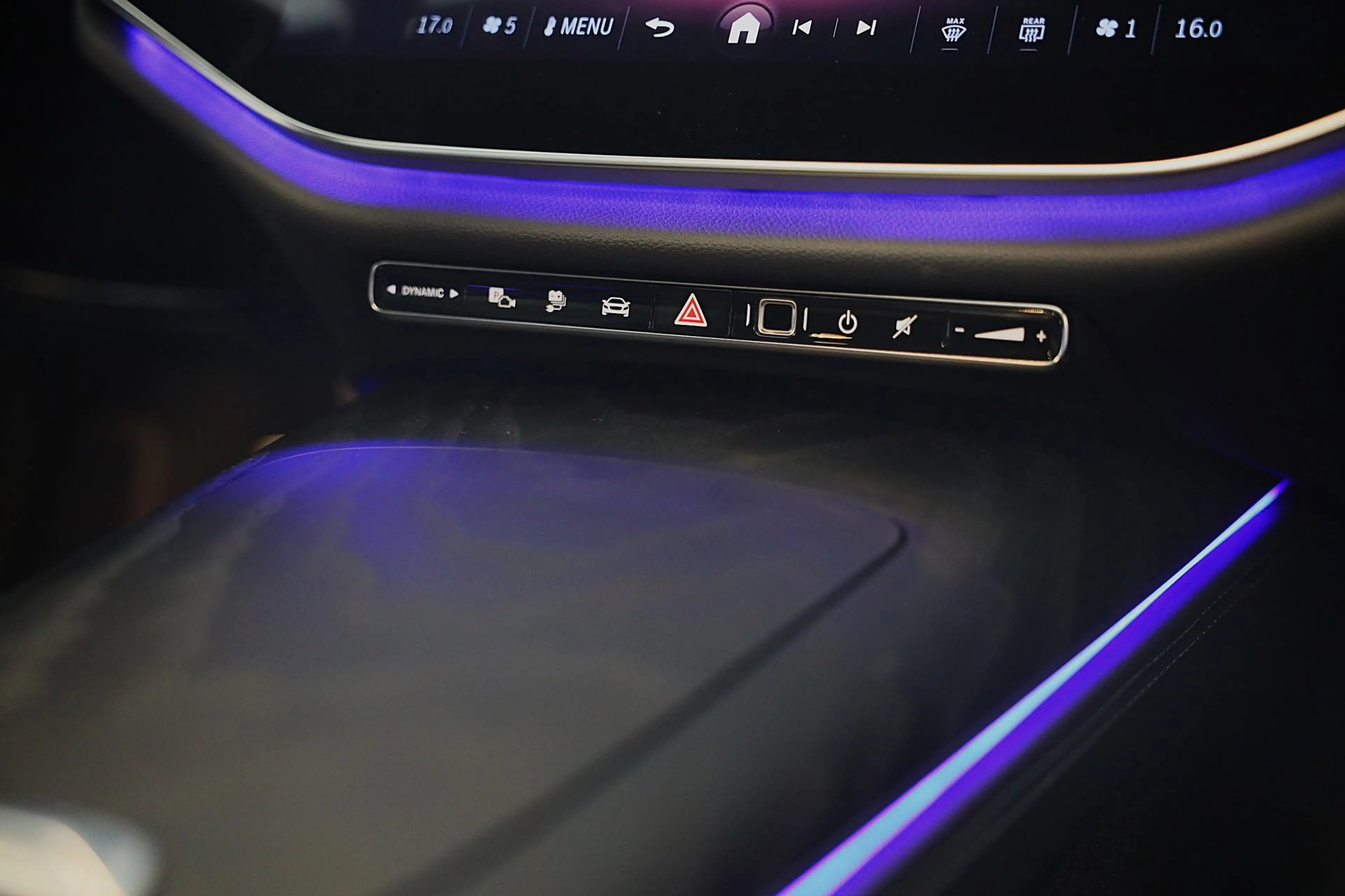 Mercedes-Benz E 300 e AMG 53 Look / Head Up / Luchtvering / Burmester — photo 32