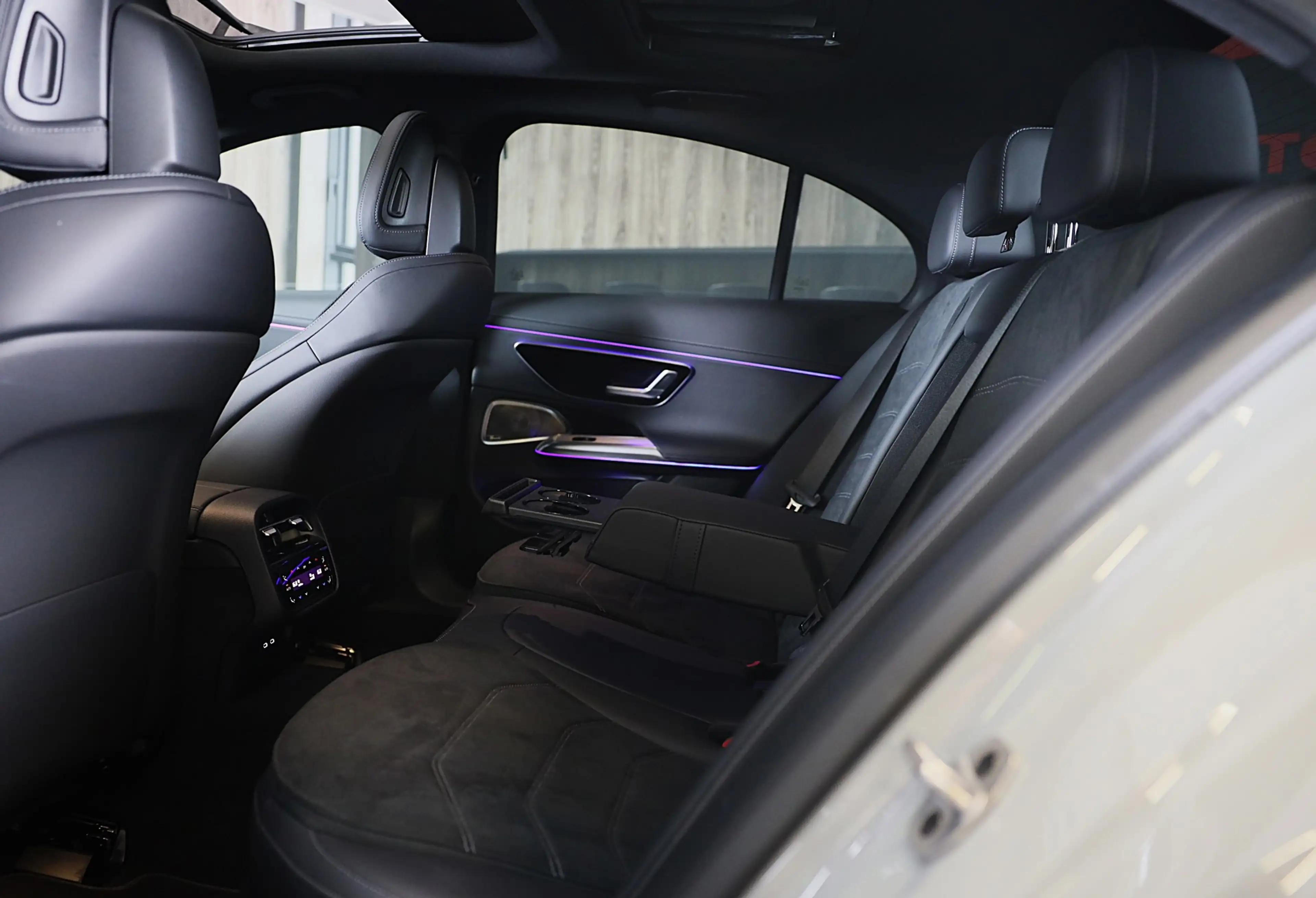 Mercedes-Benz E 300 e AMG 53 Look / Head Up / Luchtvering / Burmester — photo 24