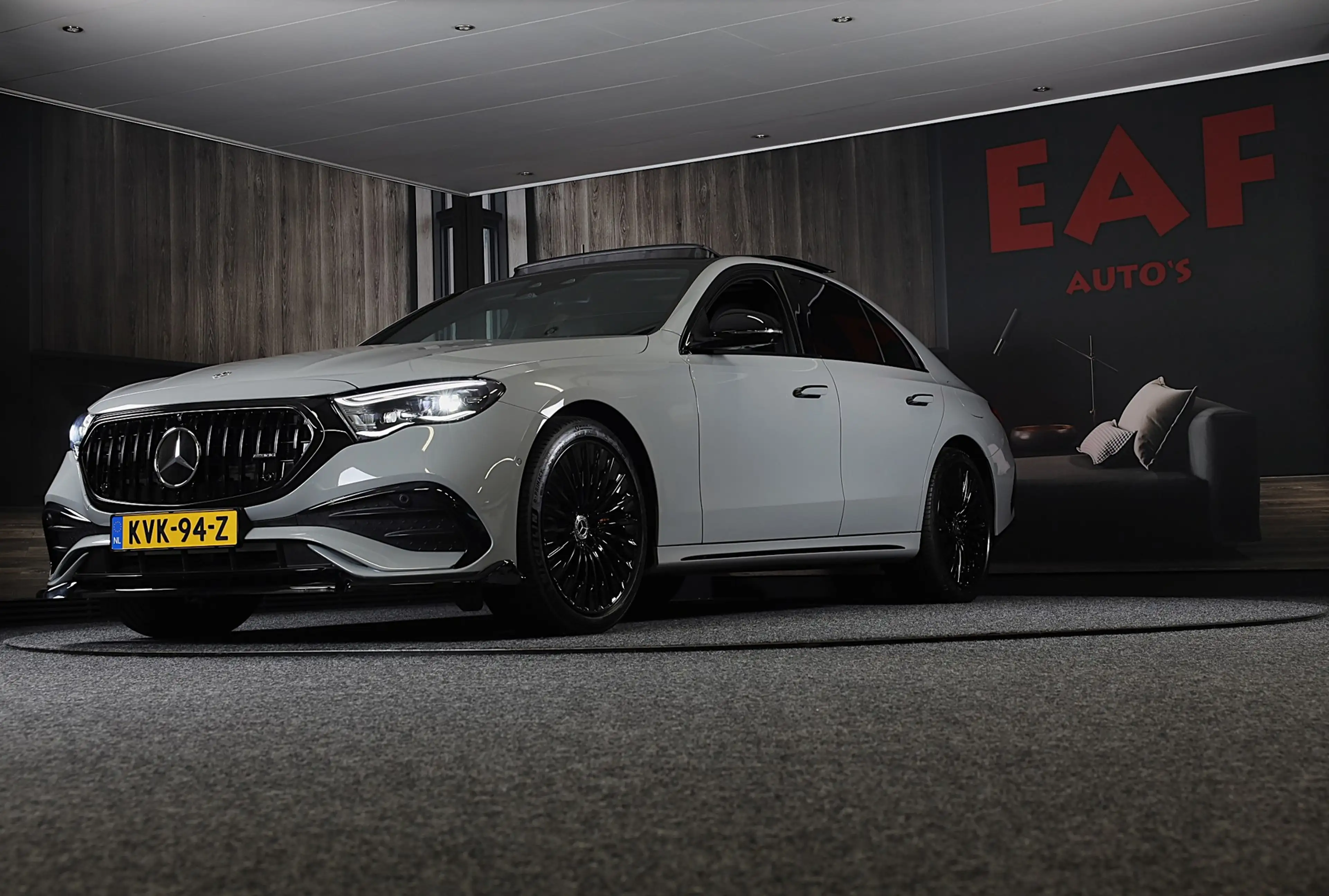 Mercedes-Benz E 300 e AMG 53 Look / Head Up / Luchtvering / Burmester — photo 4