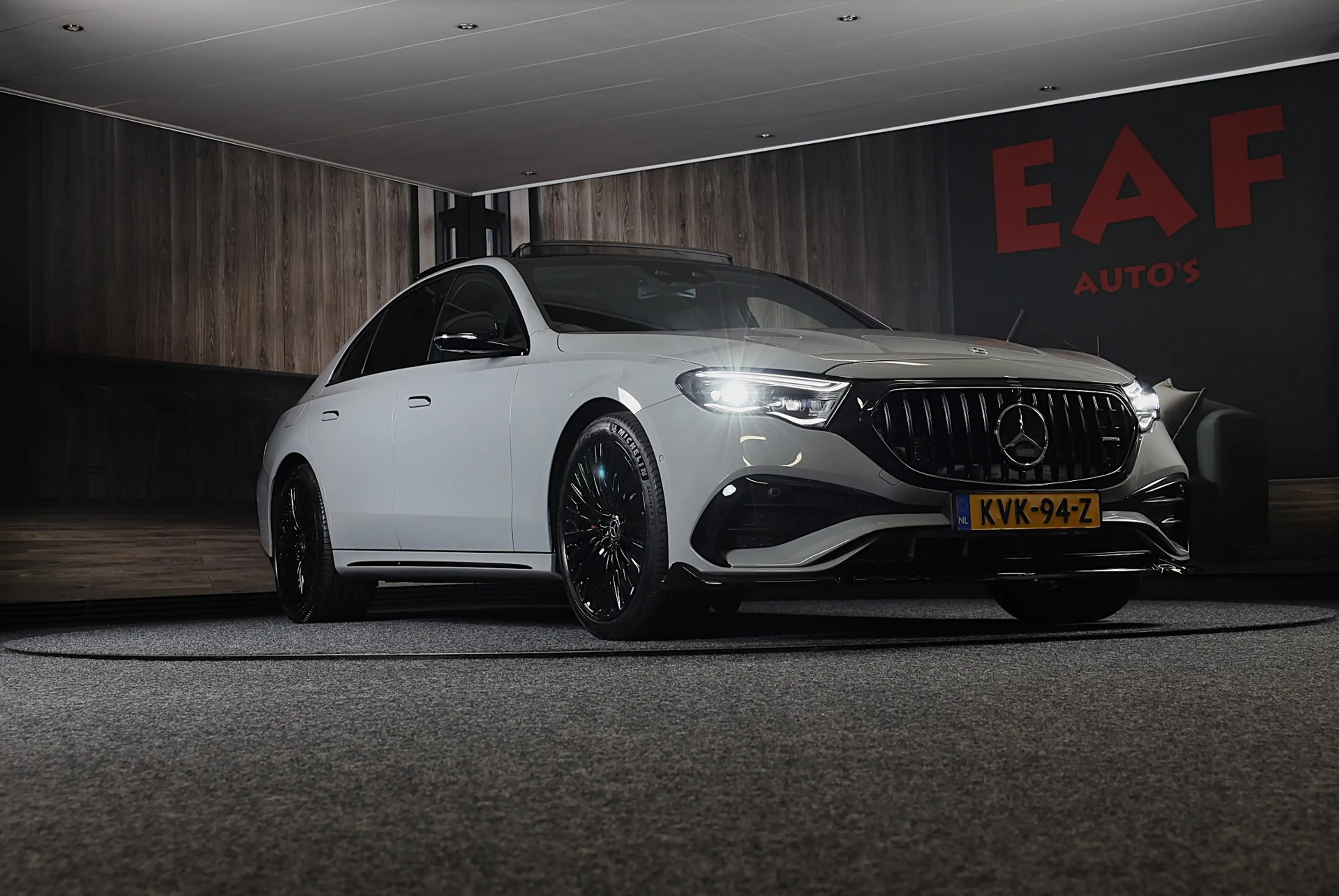 Mercedes-Benz E 300 e AMG 53 Look / Head Up / Luchtvering / Burmester — photo 49