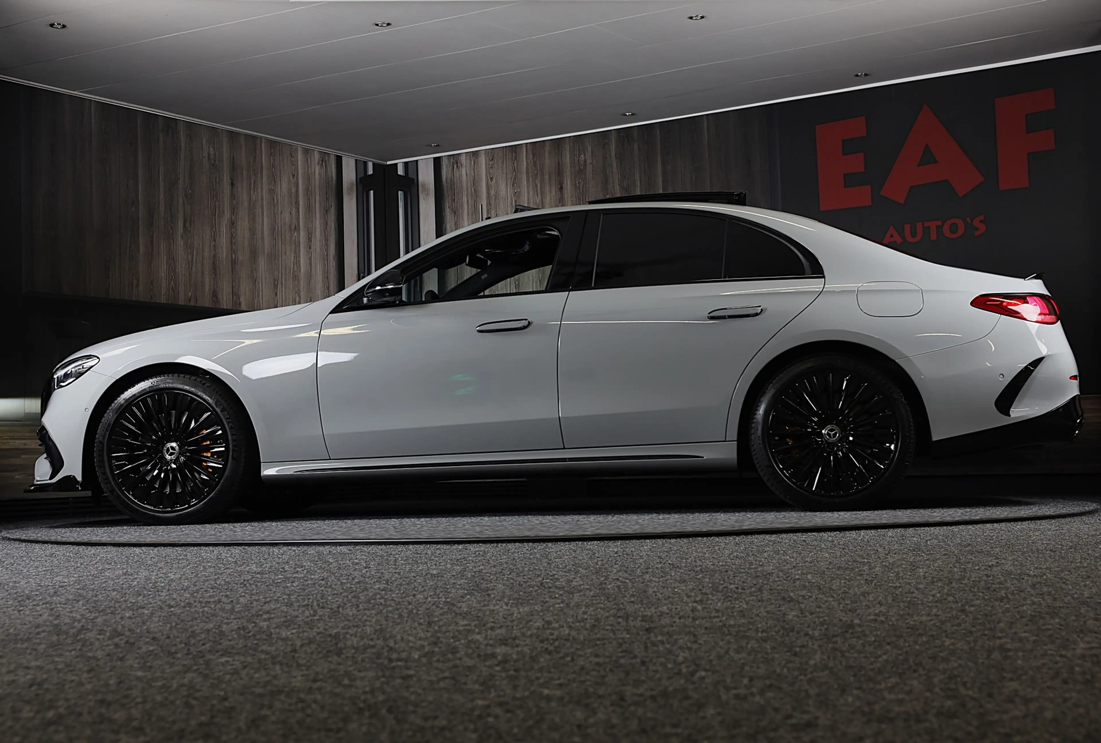Mercedes-Benz E 300 e AMG 53 Look / Head Up / Luchtvering / Burmester — photo 50
