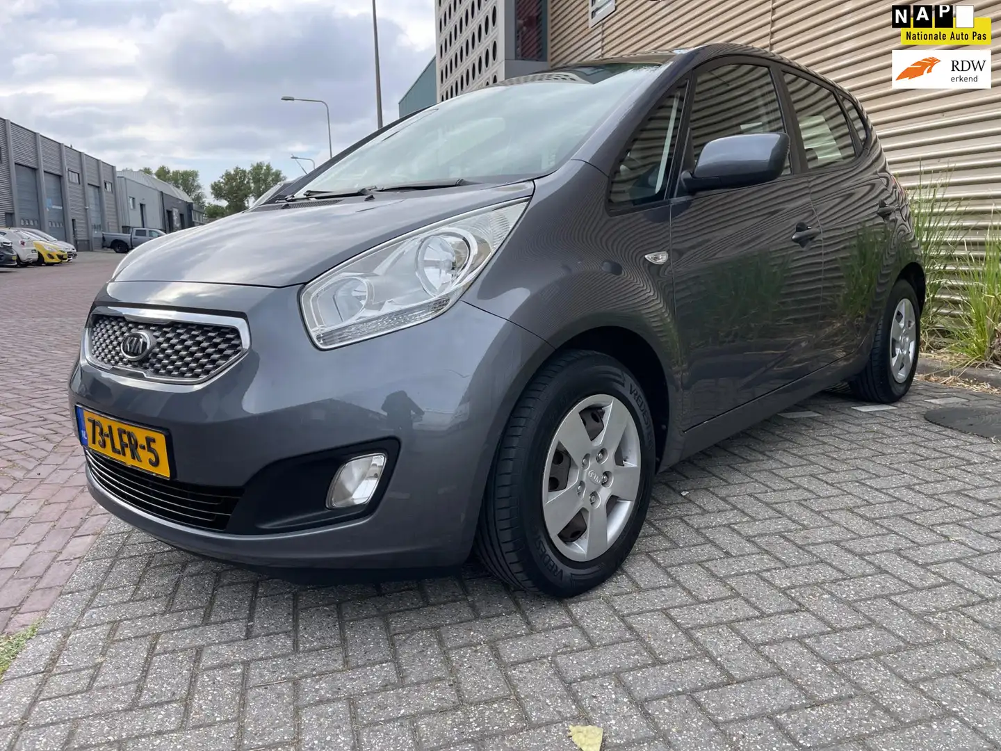 Kia Venga 1.4 CVVT X-tra/Pano/Cruise-c/Airco/PDC/Bluetooth/E Grijs - 1