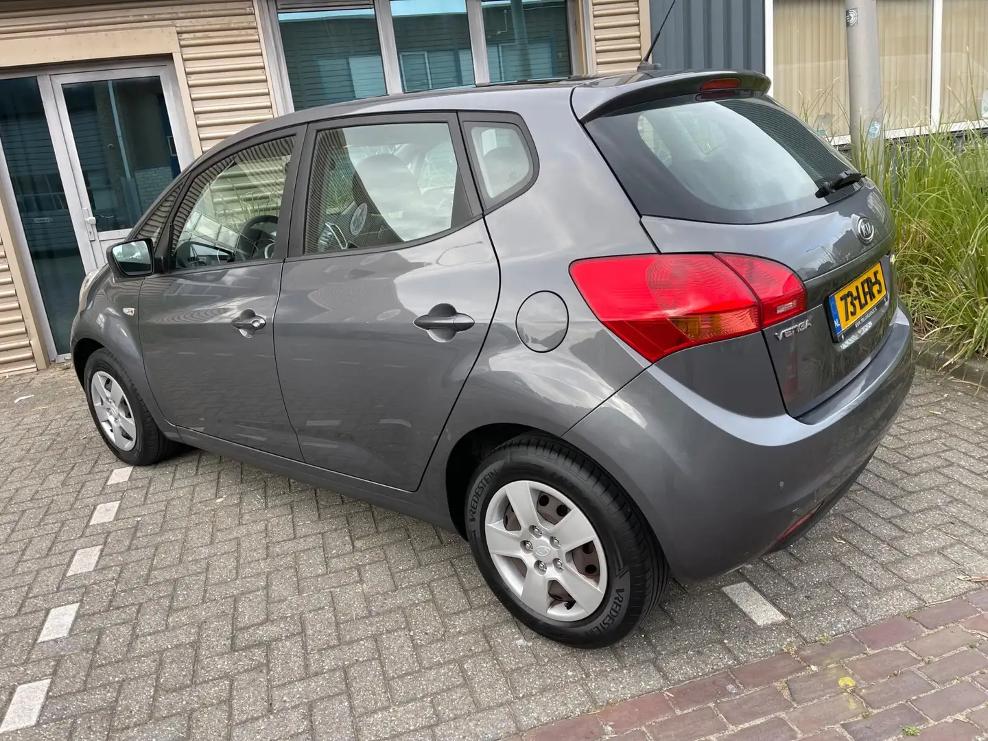 Kia Venga 1.4 CVVT X-tra/Pano/Cruise-c/Airco/PDC/Bluetooth/E Grijs - 2