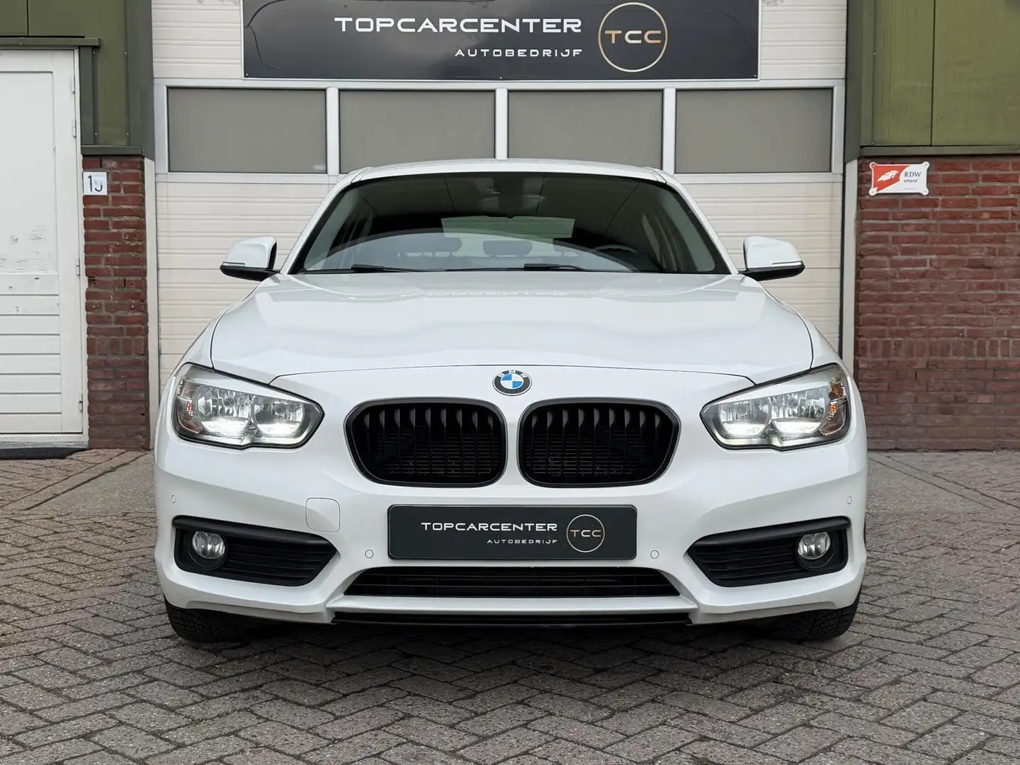 BMW 118 1-serie 118i Essential/AIRCO/CARPLAY/PARKS/APK Белый - 2